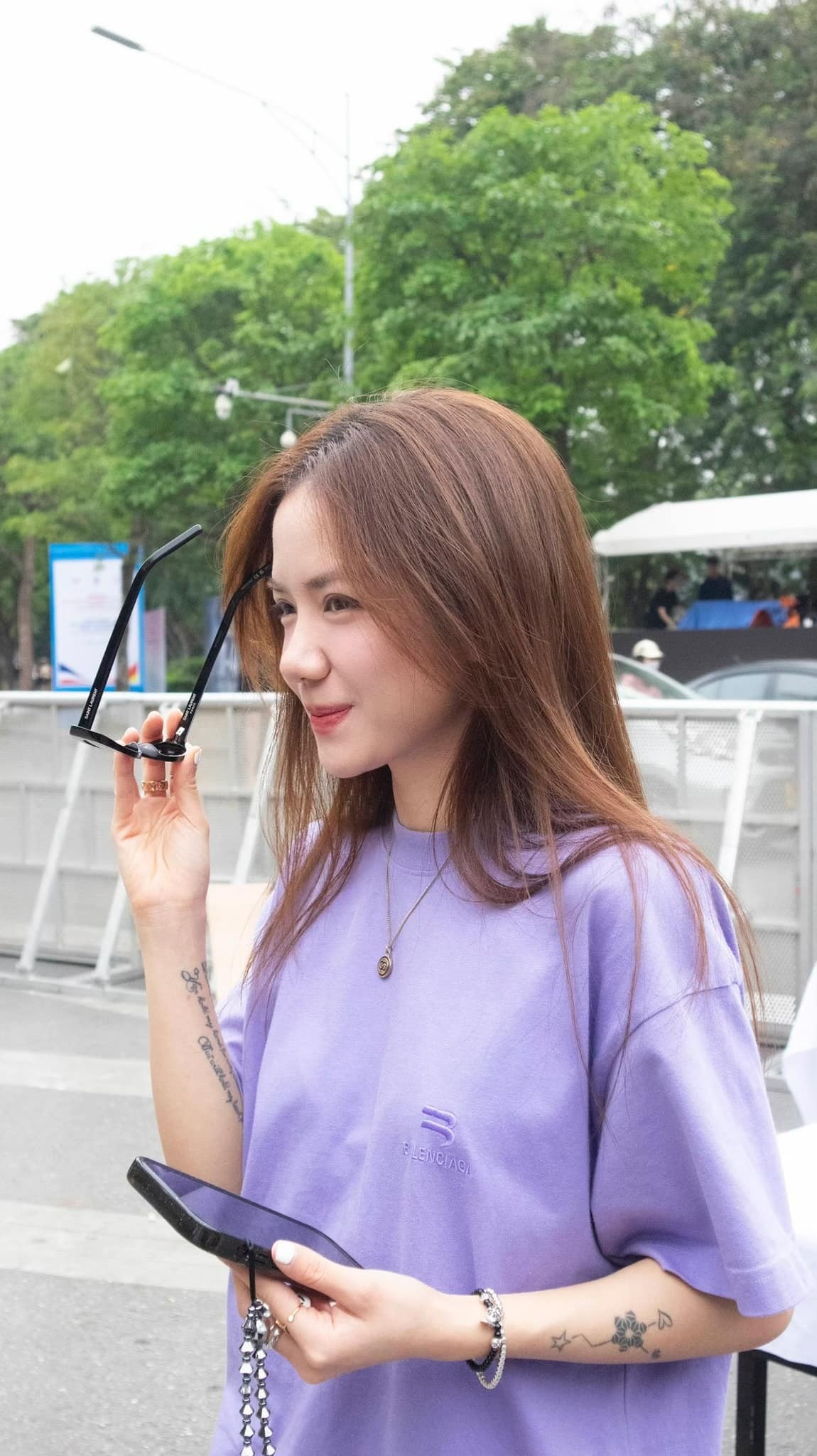 Ở phần bình luận, cư dân mạng đồng loạt để lại comment khen ngợi vẻ ngoài xinh đẹp trẻ trung của Phương Ly