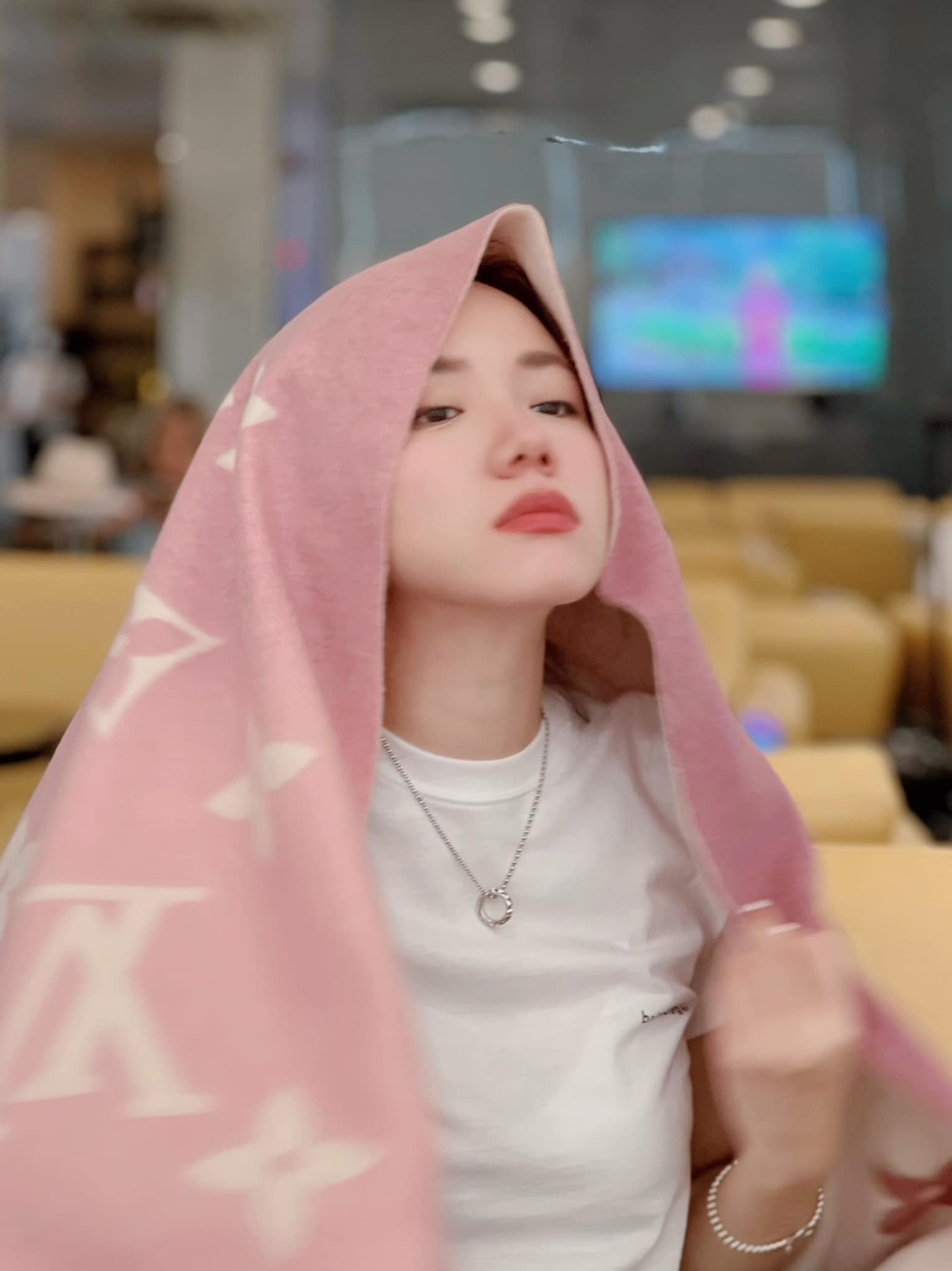 Ở hình ảnh này, Phương Ly thực sự gây bất ngờ với ngoại hình chuẩn 'em bé'