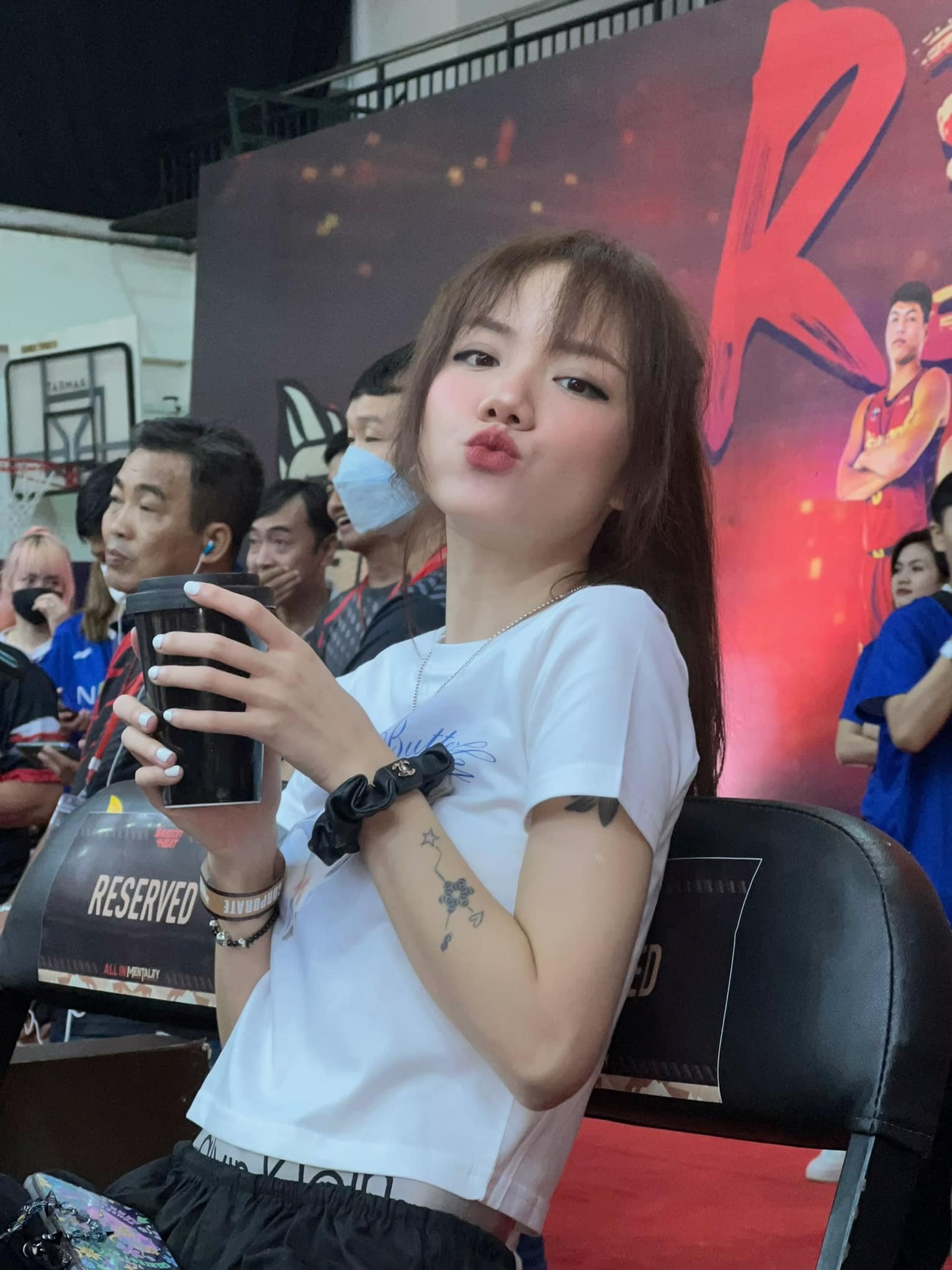 Tính cách không ganh đua, không thích ổn ào của nữ ca sĩ cũng chiếm được nhiều thiện cảm của công chúng