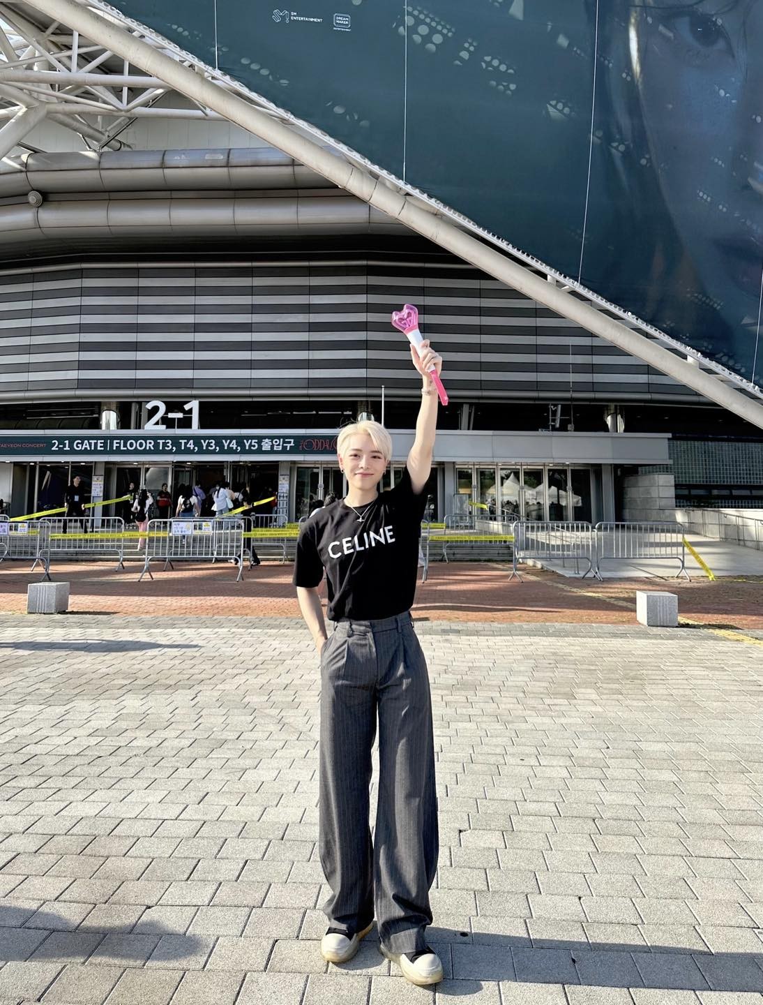 Tay cầm lightstick, nở một nụ cười thật tươi để đi gặp Tay cầm lightstick, nở một nụ cười thật tươi để đi gặp 