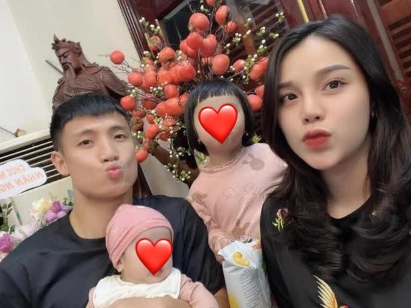 Cuộc sống hôn nhân hạnh phúc của trung vệ Bùi Tiến Dũng trước khi xuất hiện status cực 'gắt' - Ảnh 2 Cuộc sống hôn nhân hạnh phúc của trung vệ Bùi Tiến Dũng trước khi xuất hiện status cực 'gắt' - Ảnh 2