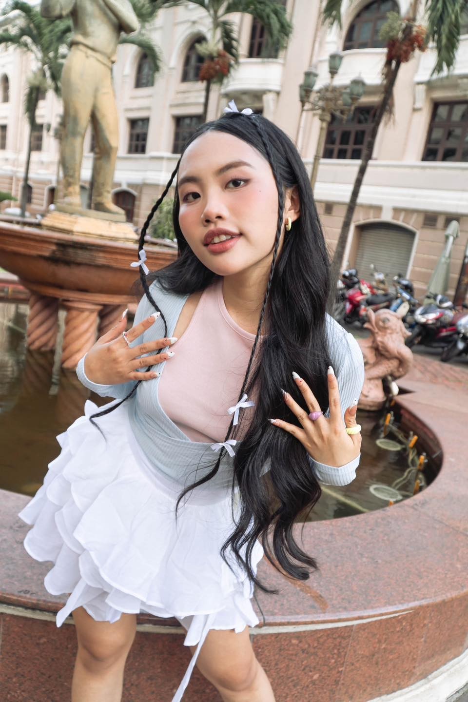 Biểu cảm tự tin, cách tạo dáng táo bạo khiến nhiều người bất ngờ Biểu cảm tự tin, cách tạo dáng táo bạo khiến nhiều người bất ngờ