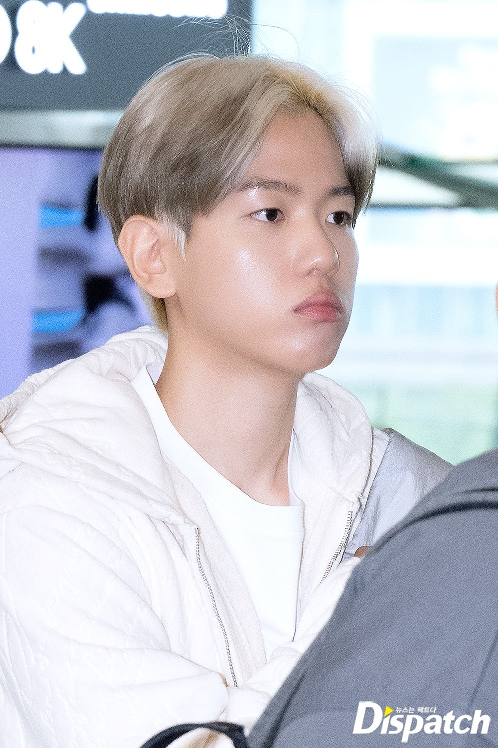Baehyun có phần khá mệt mỏi, bơ phờ khi xuất hiện tại sân bay cùng EXO Baehyun có phần khá mệt mỏi, bơ phờ khi xuất hiện tại sân bay cùng EXO