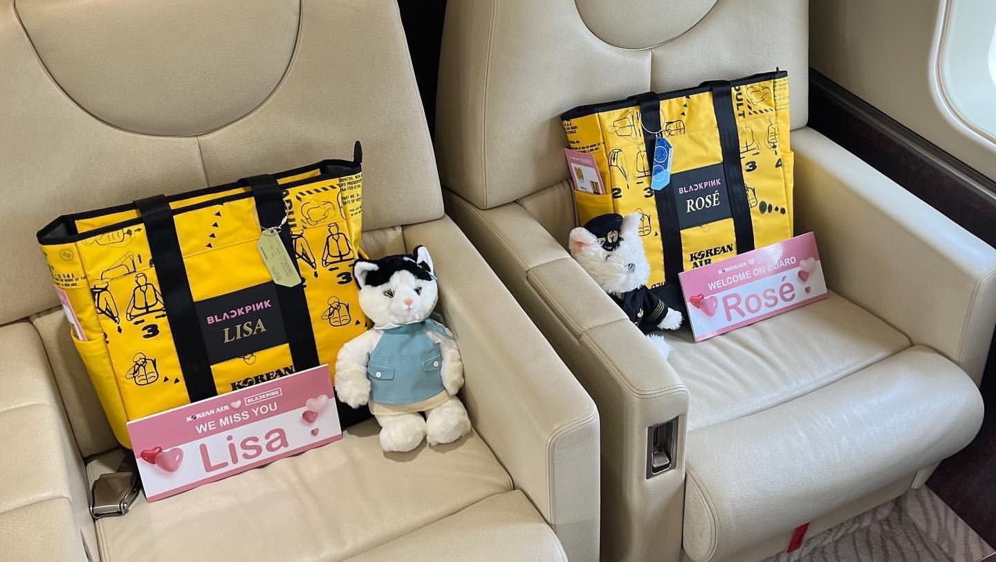 Trên mỗi chiếc ghế đều có bảng tên kèm những món đồ đặc trưng cho từng thành viên