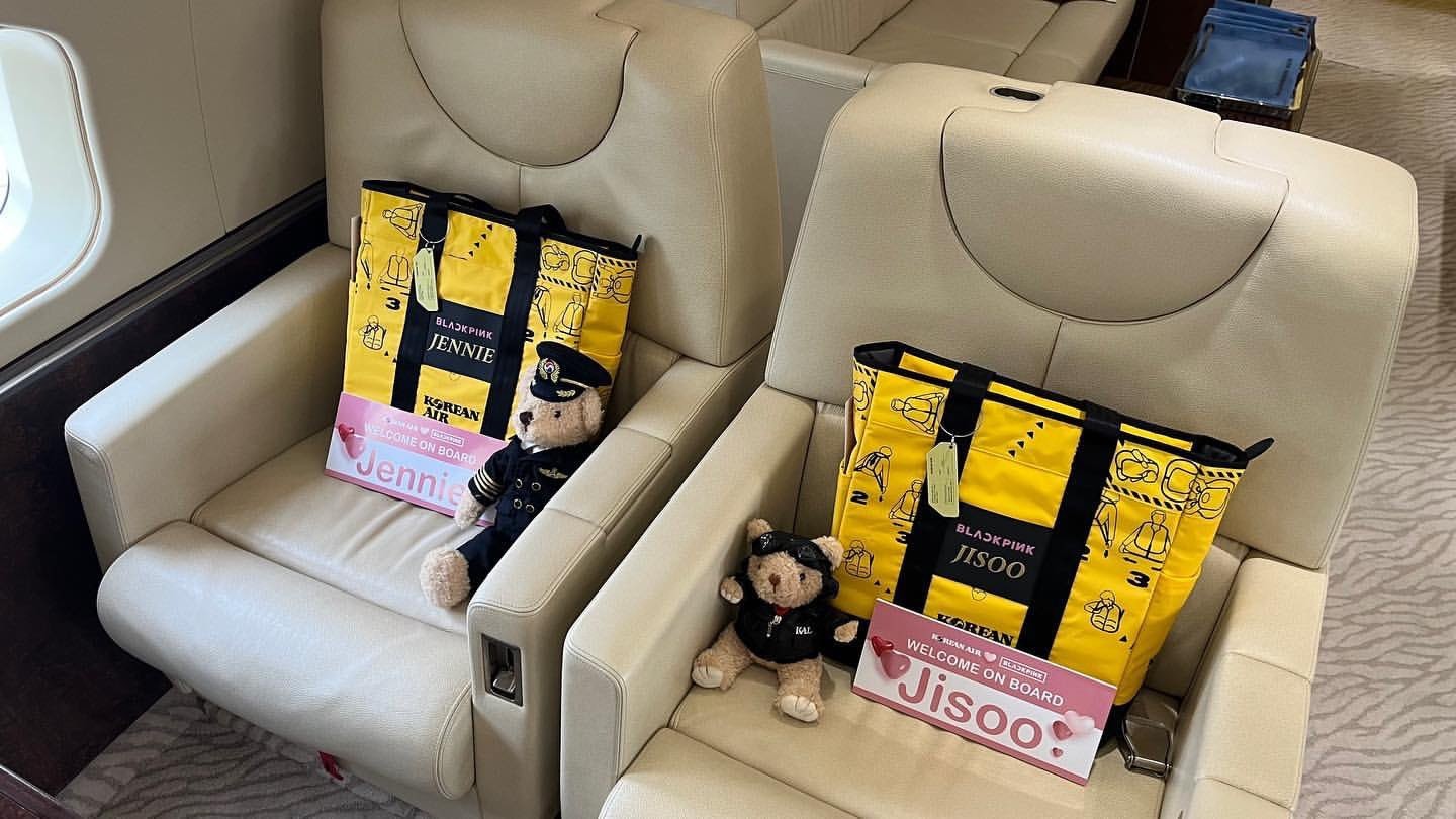 Cận cảnh chuyên cơ sang chảnh chở BlackPink lưu diễn tại nước ngoài: Giá thuê 'sương sương' 15 tỷ một lần bay! - Ảnh 2