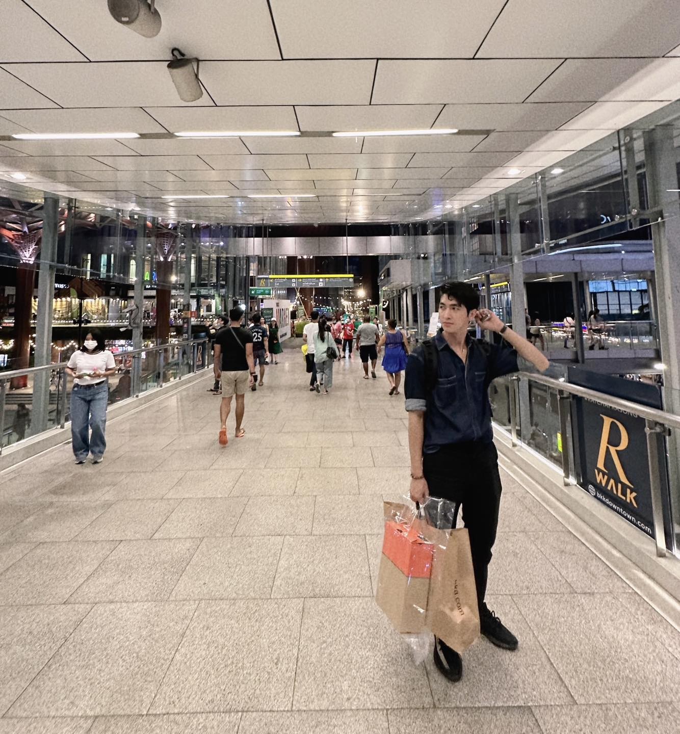 Hình ảnh diễn viên Bình An tay xách túi lớn túi nhỏ giúp vợ khiến dân tình không khỏi bật cười