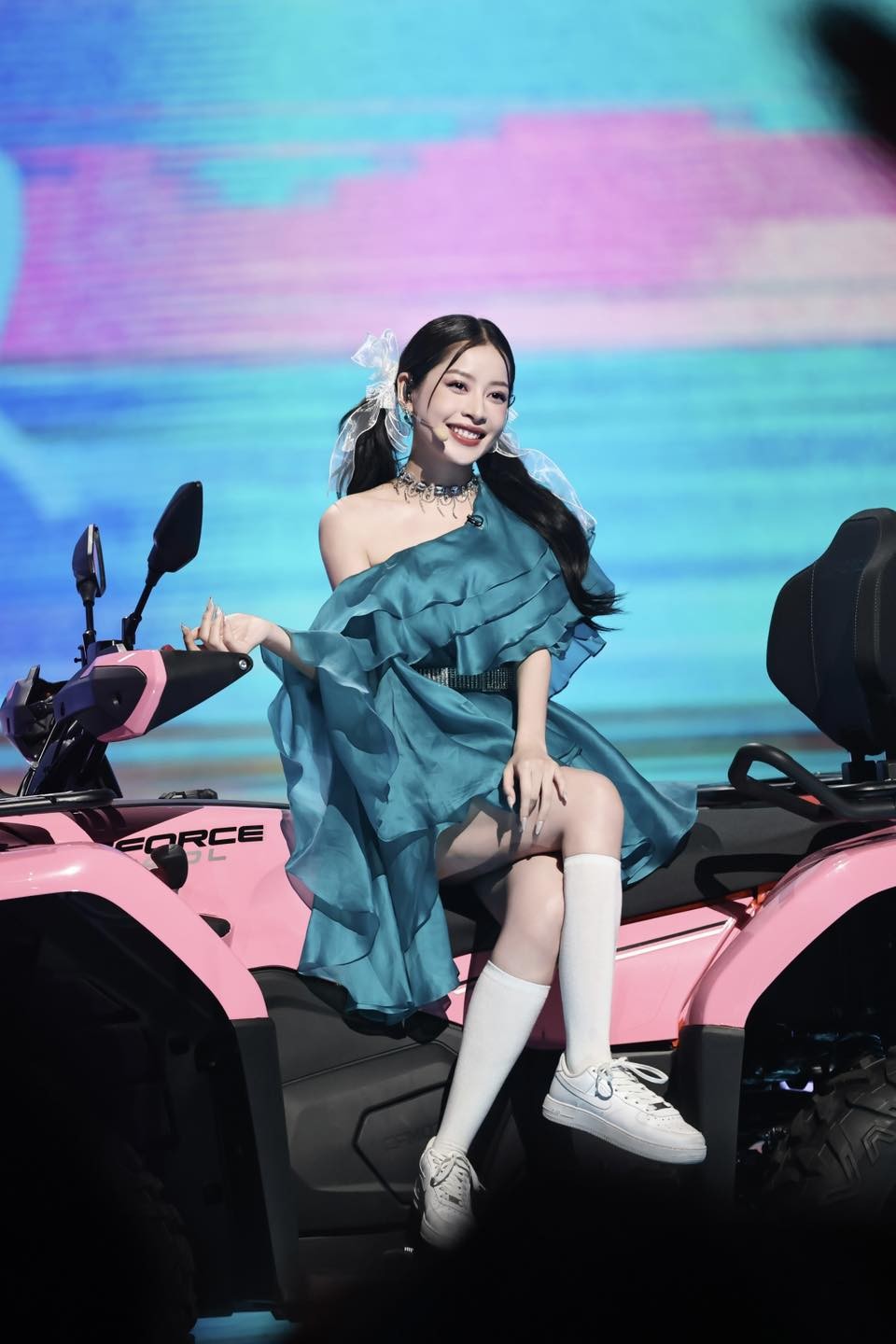 Chi Pu xinh đẹp và đầy tự tin trên sân khấu 