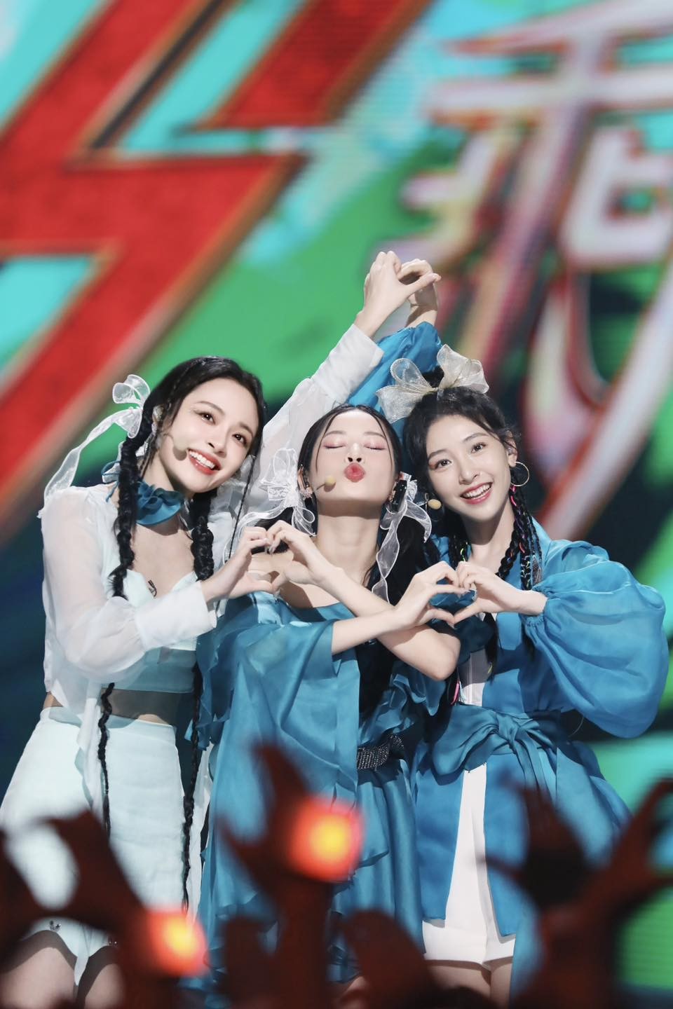 Chi Pu cùng Ngô Thiến và Lý Sa Mân Tử biểu diễn ca khúc 'Muốn đi biển' tại 'Tỷ Tỷ Đạp Gió Rẽ Sóng'