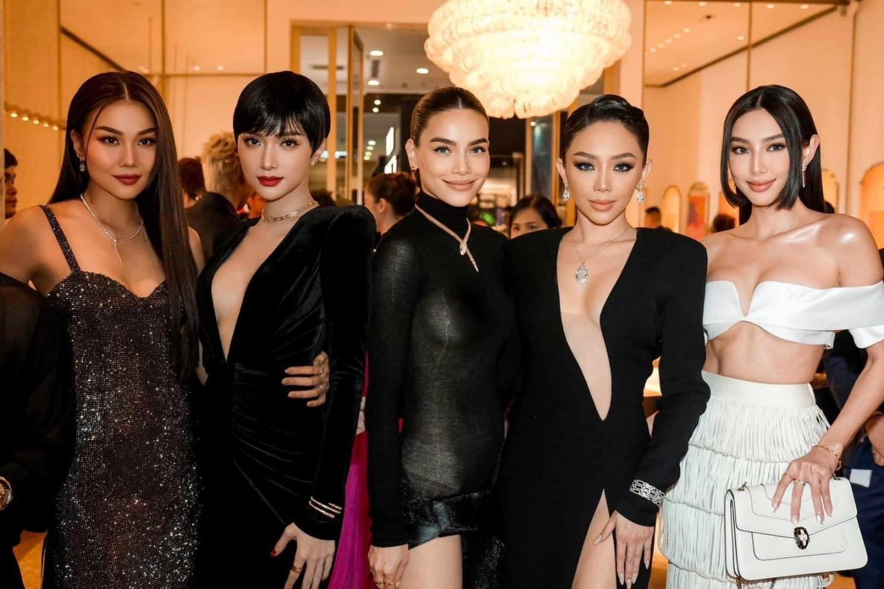 Tóc Tiên đọ dáng “khét lẹt” cùng dàn mỹ nhân Vbiz Thanh Hằng, Hà Hồ, Hương Giang, Thuỳ Tiên. Đứng cạnh nhiều cái tên đình đám nhưng giọng ca 'Có ai thương em như anh' không hề tỏ ra lép vế