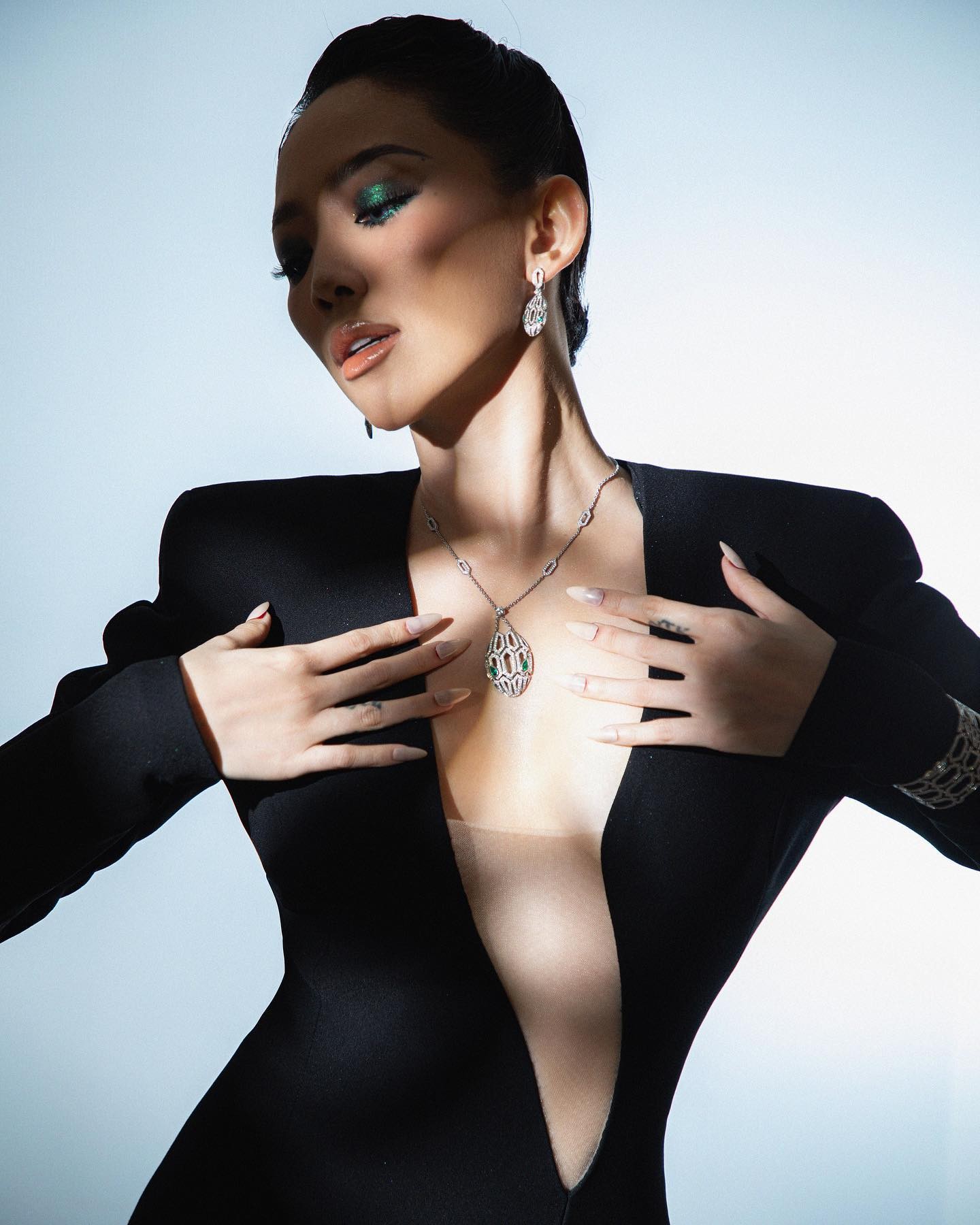 Tóc Tiên nóng bỏng trong bộ đồ hở bạo, váy xẻ sâu khoe vóc dáng nuột nà - Ảnh 1