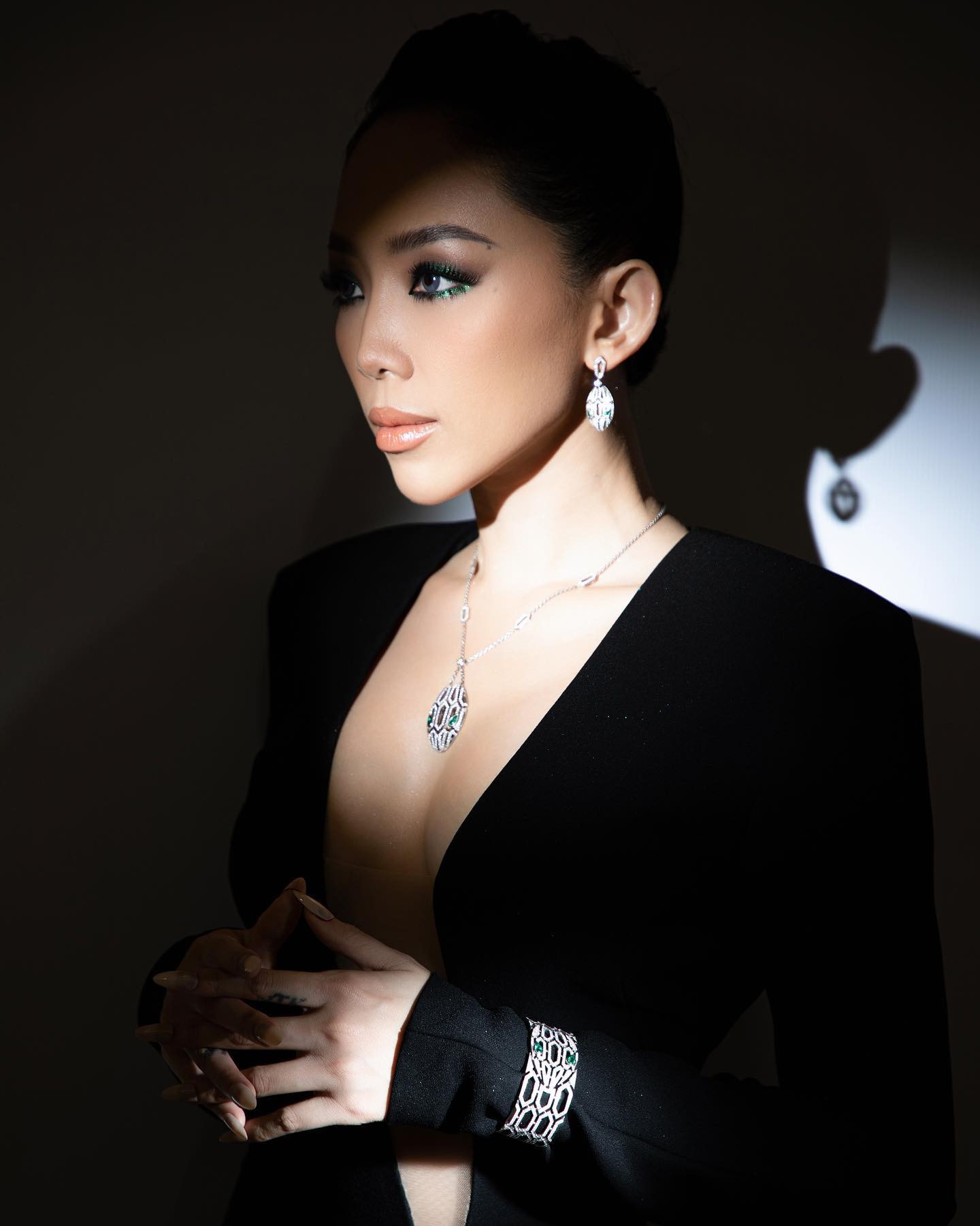 Tóc Tiên nóng bỏng trong bộ đồ hở bạo, váy xẻ sâu khoe vóc dáng nuột nà - Ảnh 2