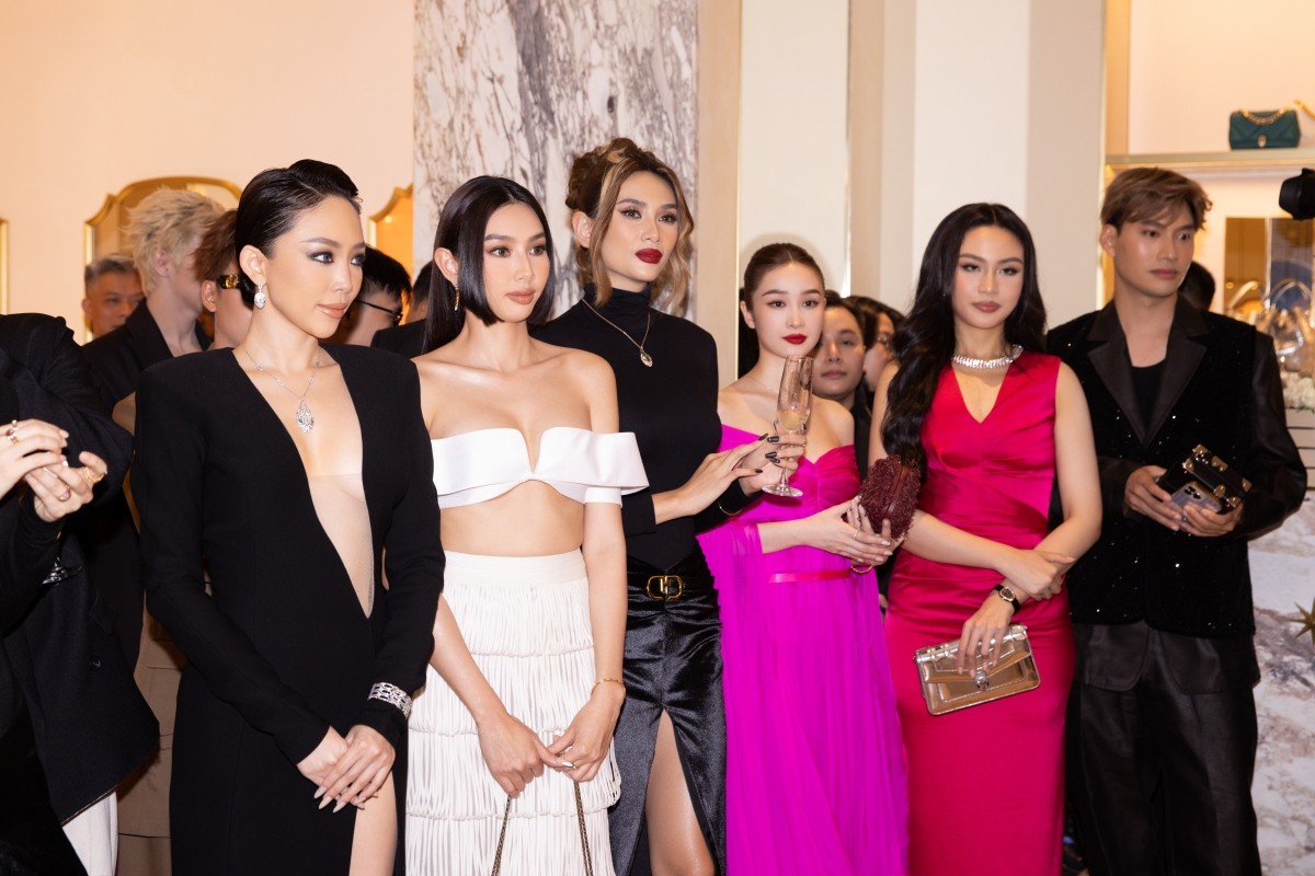 Tóc Tiên, Thuỳ Tiên, Võ Hoàng Yến, Jun Vũ chung khung hình