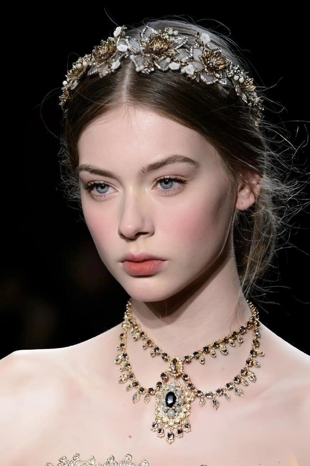 Vẻ đẹp 'vô thực' của nàng mẫu Hà Lan được ví với nữ thần Hy Lạp  - Ảnh 2