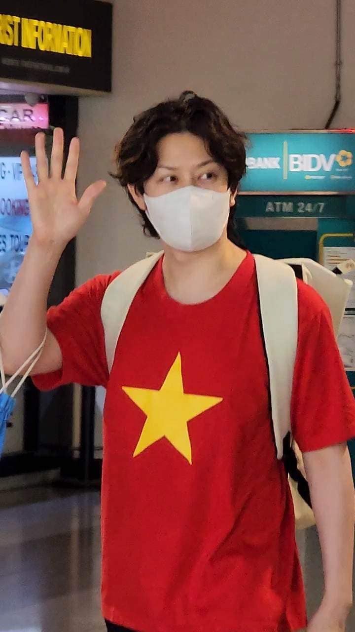 Heechul (Super Junior) mặc áo cờ đỏ sao vàng, tươi rói xuất hiện tại Việt Nam - Ảnh 2 Heechul (Super Junior) mặc áo cờ đỏ sao vàng, tươi rói xuất hiện tại Việt Nam - Ảnh 2