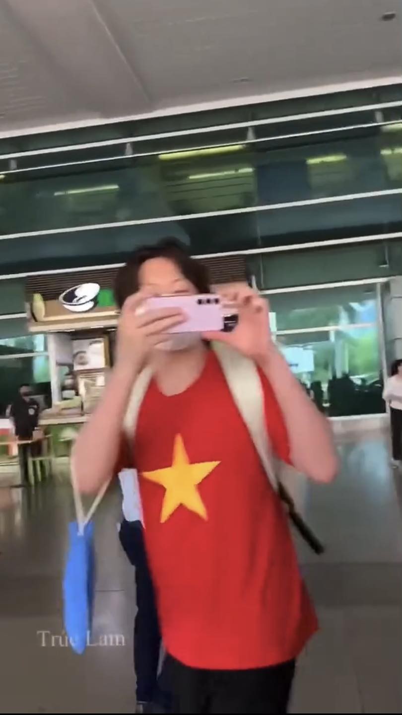 Nam thần tượng mặc áo cờ đỏ sao vàng, vui vẻ chào các fan hâm mộ có mặt ở sân bay. Ảnh: Facebook Nam thần tượng mặc áo cờ đỏ sao vàng, vui vẻ chào các fan hâm mộ có mặt ở sân bay. Ảnh: Facebook