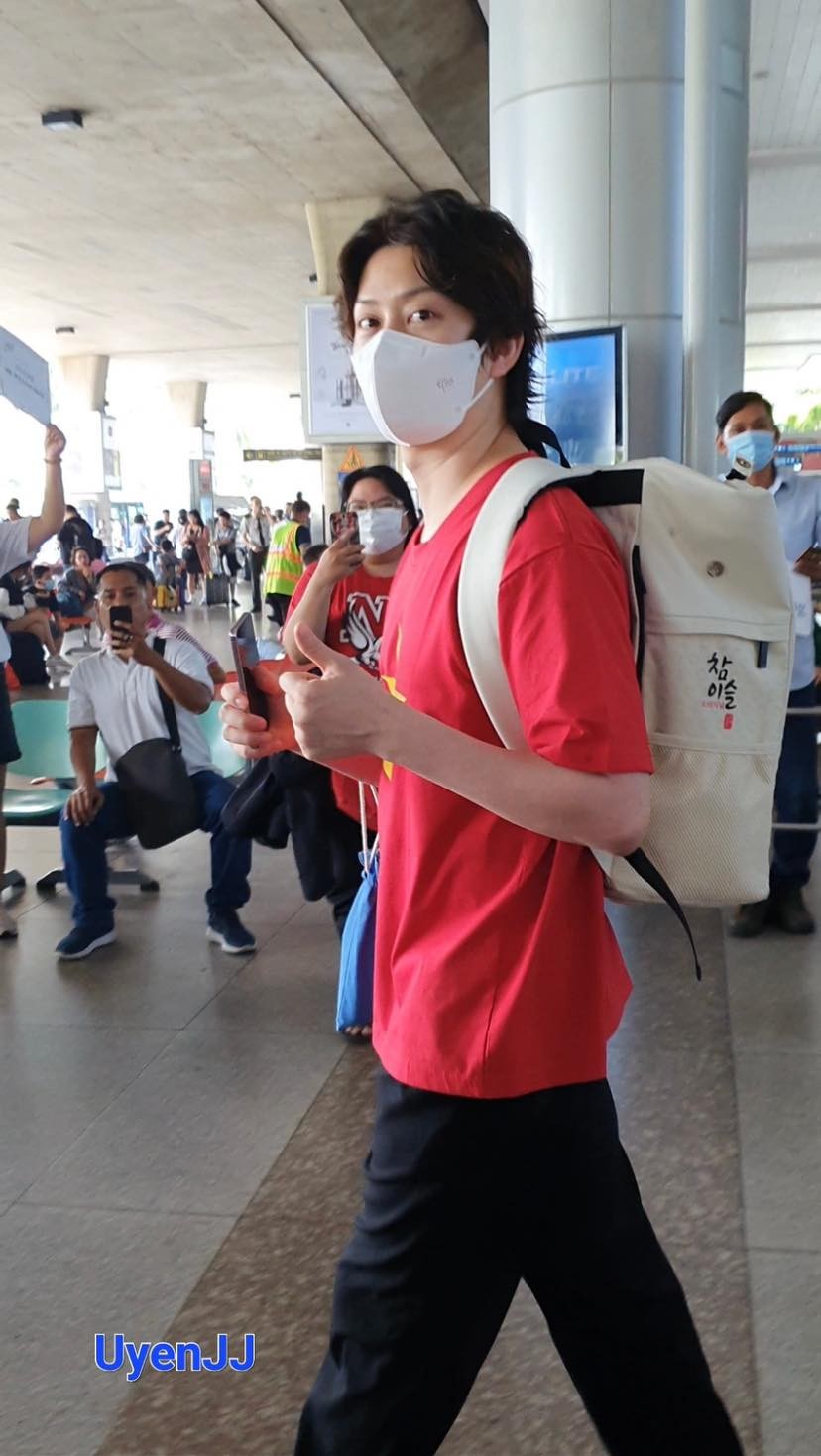Heechul (Super Junior) mặc áo cờ đỏ sao vàng, tươi rói xuất hiện tại Việt Nam - Ảnh 3 Heechul (Super Junior) mặc áo cờ đỏ sao vàng, tươi rói xuất hiện tại Việt Nam - Ảnh 3