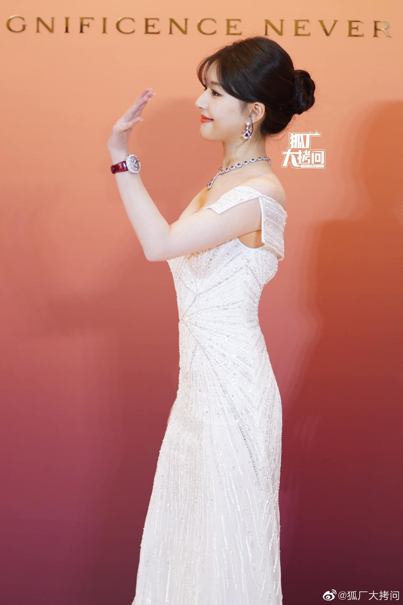 Vóc dáng đáng ngưỡng mộ của Triệu Lộ Tư khiến dân tình xuýt xoa