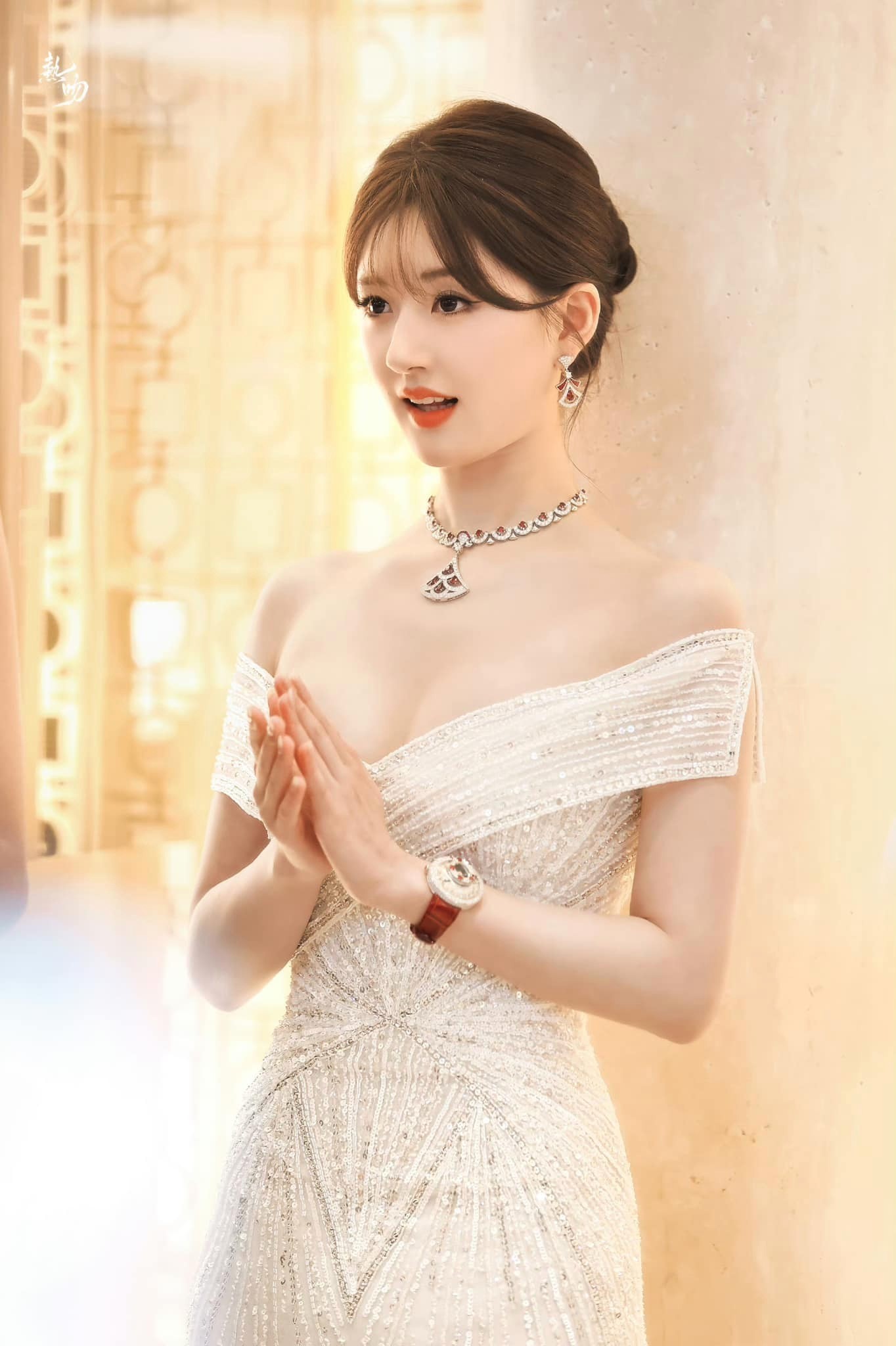 Triệu Lộ Tư xinh như tiên nữ, nhan sắc ngày càng thăng hạng nhưng bị lộ mặc váy đi mượn - Ảnh 5