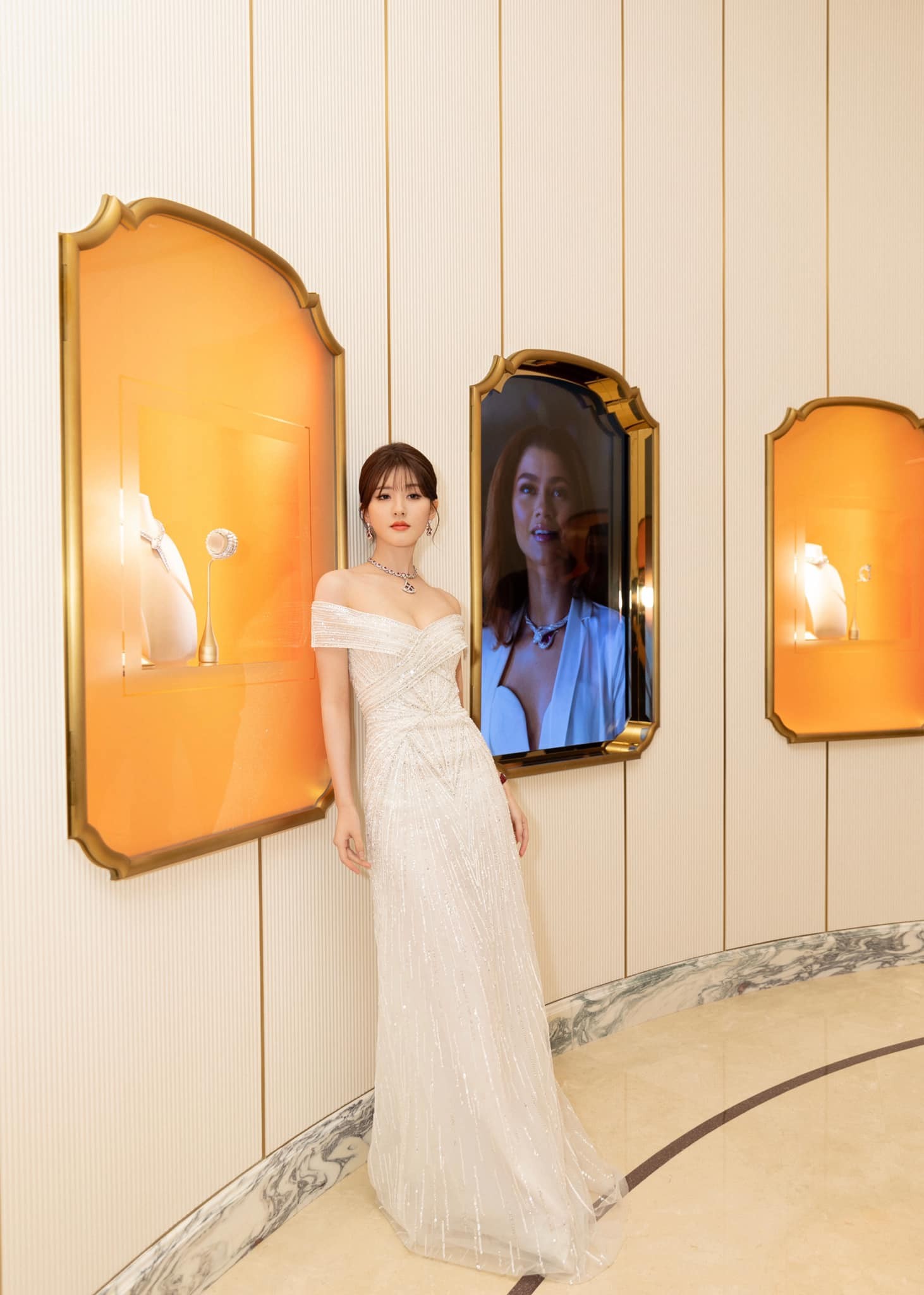 Triệu Lộ Tư 'dở khóc dở cười' vì bị chính fan hâm mộ làm lộ đi mượn váy.