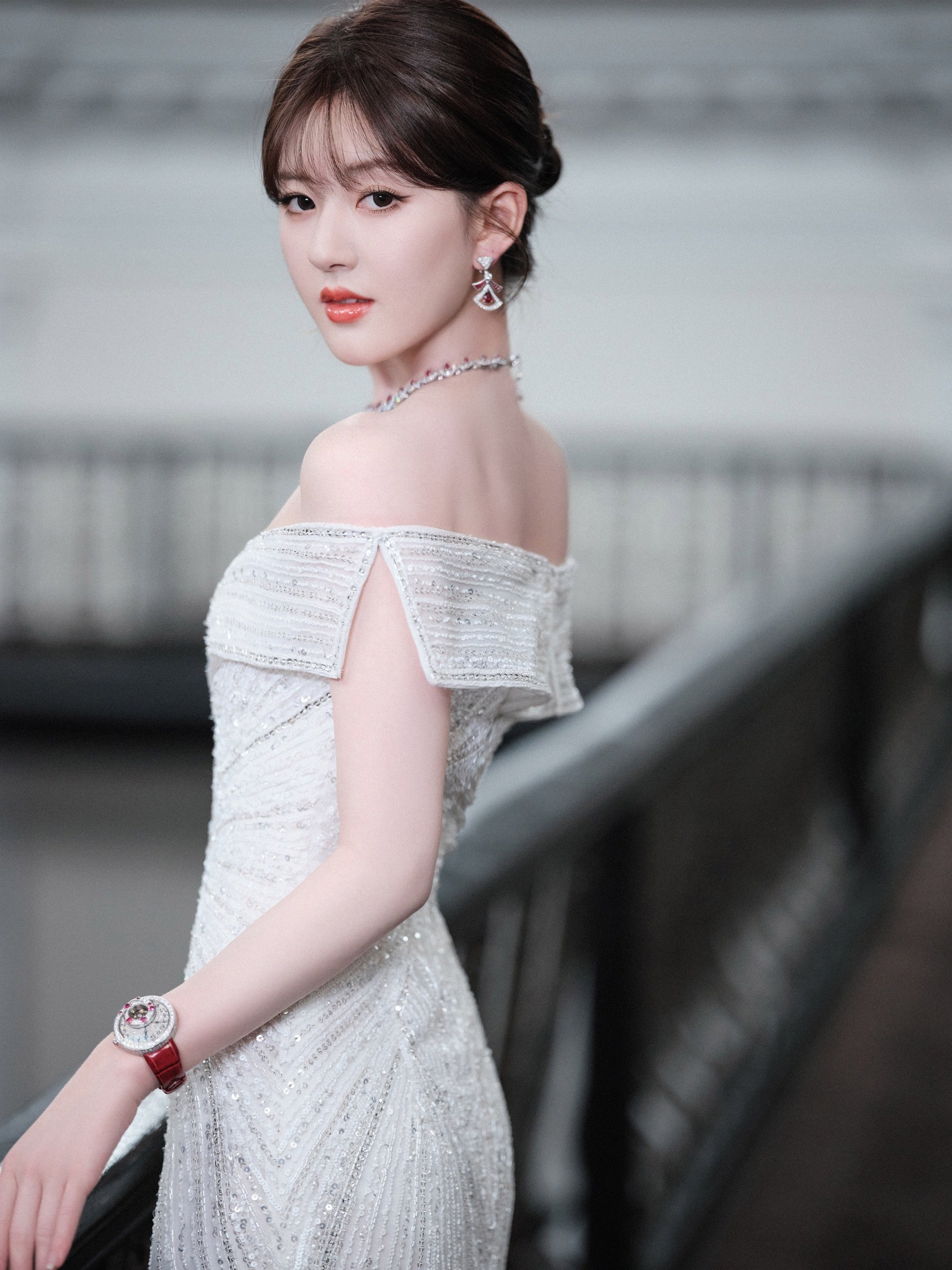 Nữ diễn viên diện chiếc đầm trắng tinh tế đến từ Georges Hobeika