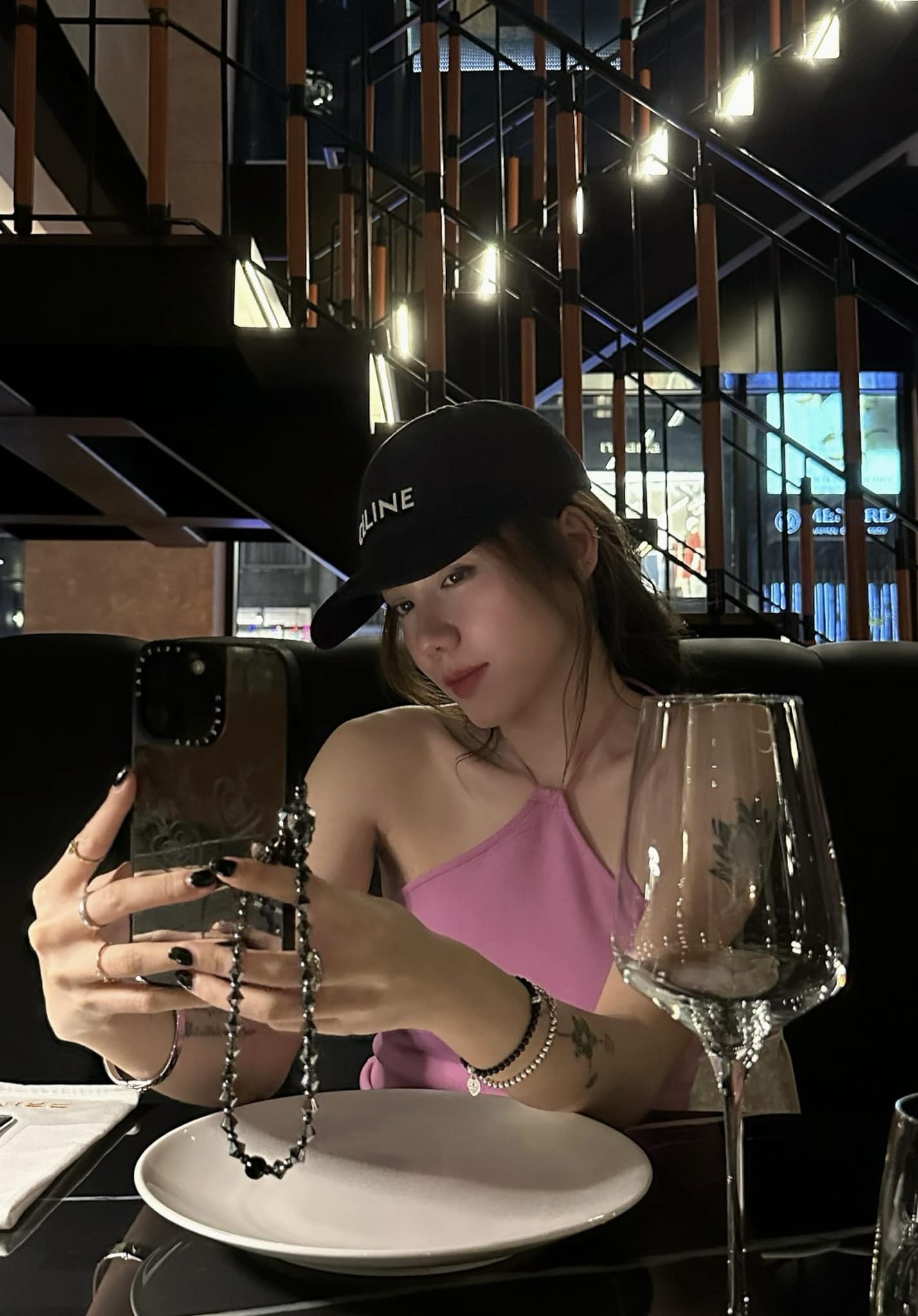 Phương Ly lộ hint đi ăn tối lãng mạn với Andree dựa trên outfit tím nổi bật và background nhà hàng phía sau