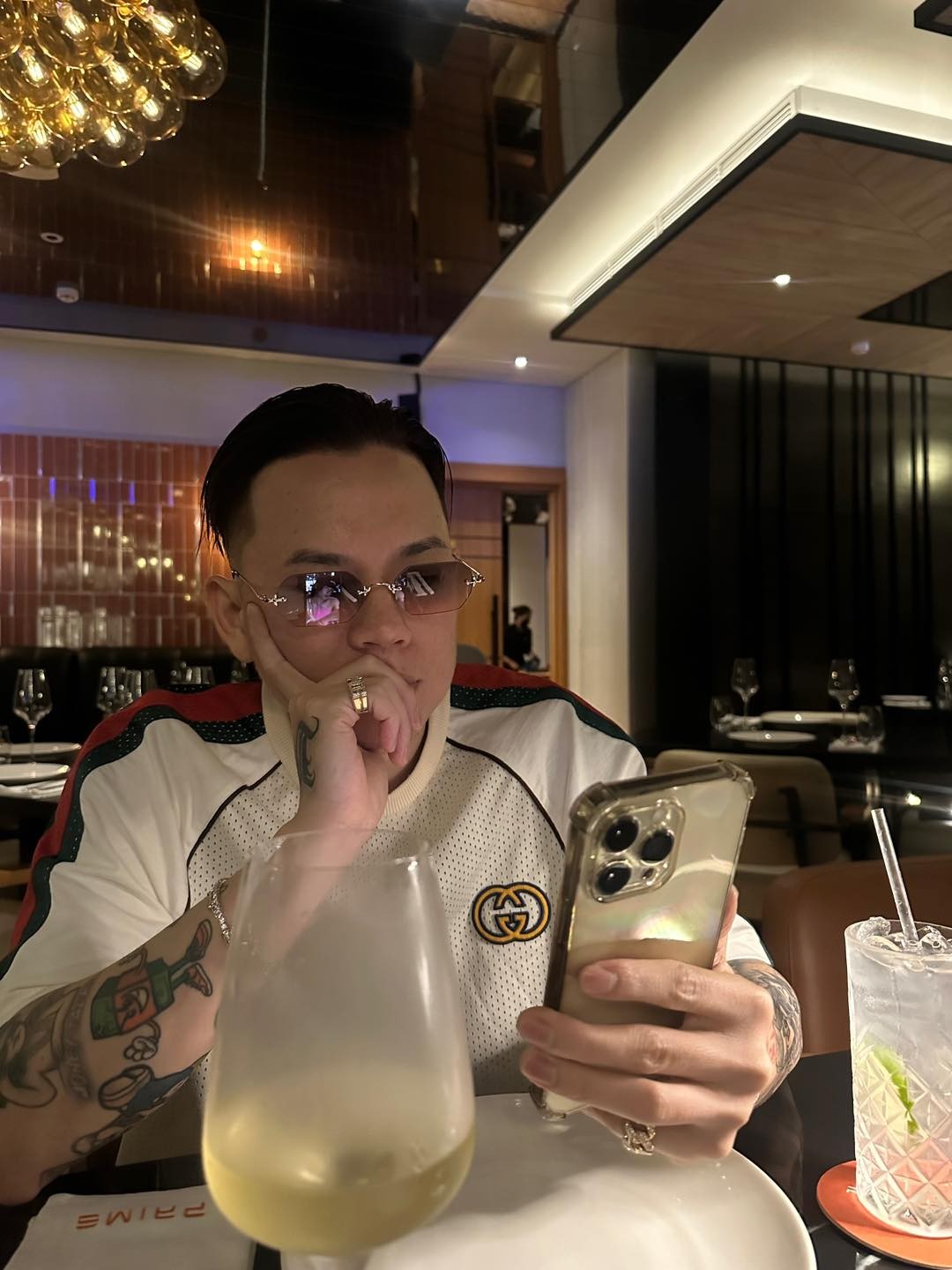 Andree đăng hình trên trang cá nhân nhưng 'lỡ' tiết lộ đi cùng một cô gái