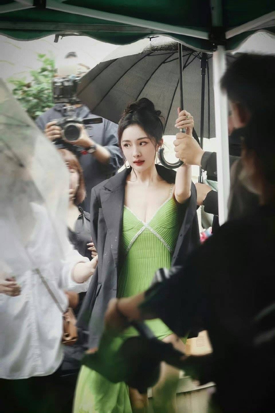 Dù đã 36 tuổi, Dương Mịch vẫn sở hữu nhan nhắc đẹp ná thở cùng vóc dáng đỉnh cao Dù đã 36 tuổi, Dương Mịch vẫn sở hữu nhan nhắc đẹp ná thở cùng vóc dáng đỉnh cao 