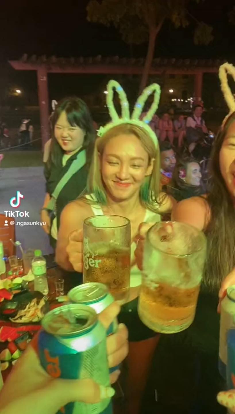 Hết đi tông lào ăn bánh xèo, mỹ nhân SNSD lại 'cạn ly' với fan ở quán bia hơi vỉa hè Việt Nam - Ảnh 1 Hết đi tông lào ăn bánh xèo, mỹ nhân SNSD lại 'cạn ly' với fan ở quán bia hơi vỉa hè Việt Nam - Ảnh 1