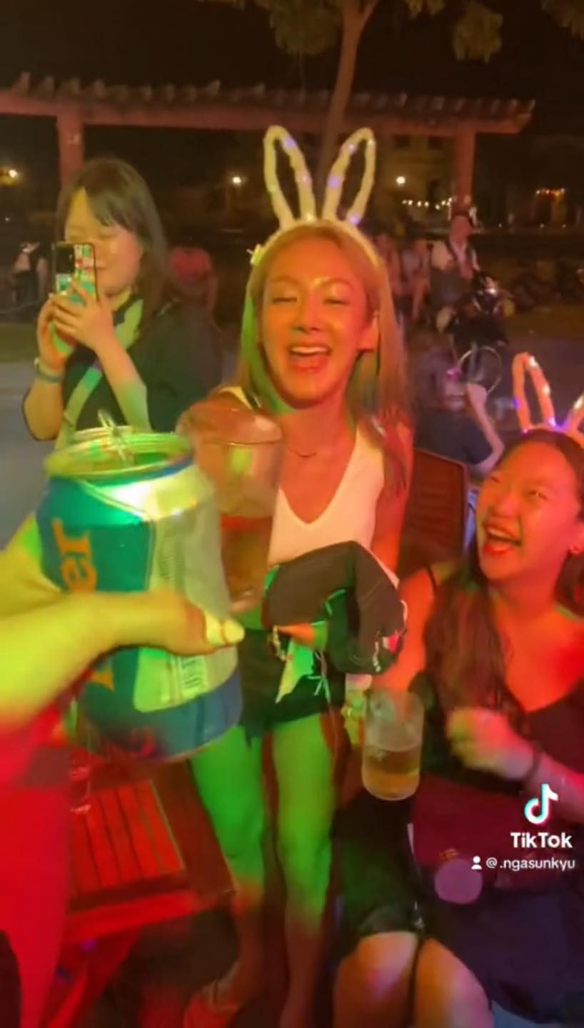 Hyoyeon vui vẻ 'dzô' với fan ở vỉa hè sau khi diễn Seen Festival Hội An. Ảnh: Tiktok Hyoyeon vui vẻ 'dzô' với fan ở vỉa hè sau khi diễn Seen Festival Hội An. Ảnh: Tiktok