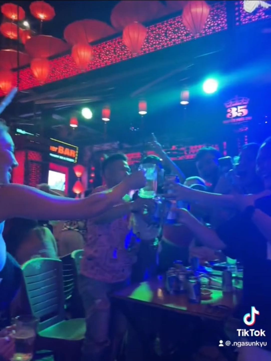 Nữ idol nhiệt tình 'cạn ly' không khác gì giới trẻ Việt. Ảnh: Tiktok