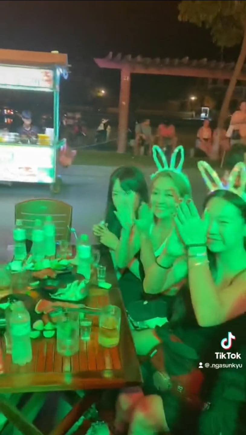 Thành viên SNSD được fan Việt hài hước đặt biệt danh là 'DJ miền Tây' nhờ sự thân thiện và khả năng 'hòa tan' với văn hóa Việt Nam. Ảnh: Tiktok Thành viên SNSD được fan Việt hài hước đặt biệt danh là 'DJ miền Tây' nhờ sự thân thiện và khả năng 'hòa tan' với văn hóa Việt Nam. Ảnh: Tiktok