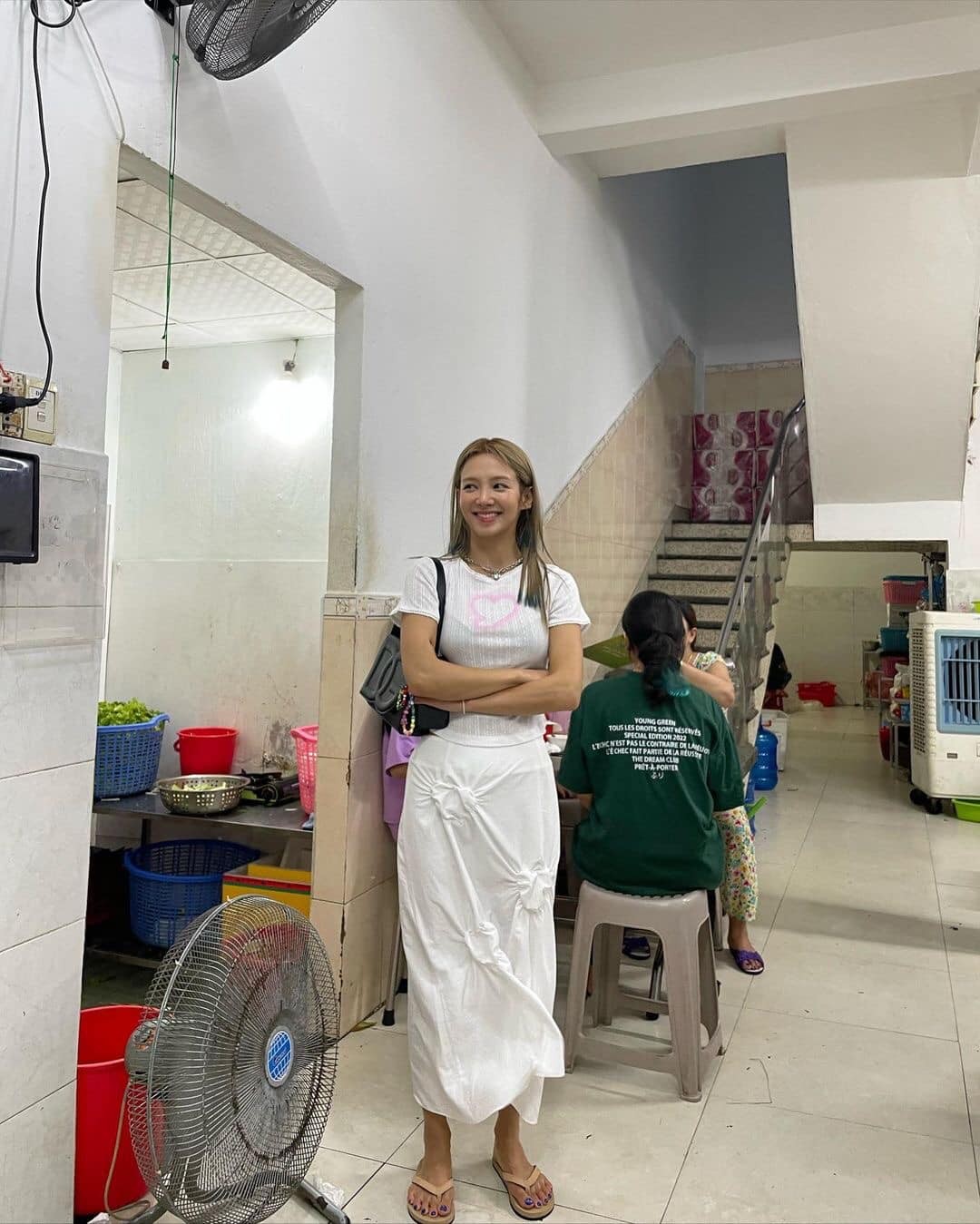 Hyoyeon diện 'tông lào' đi ăn bánh xèo Bà Dưỡng