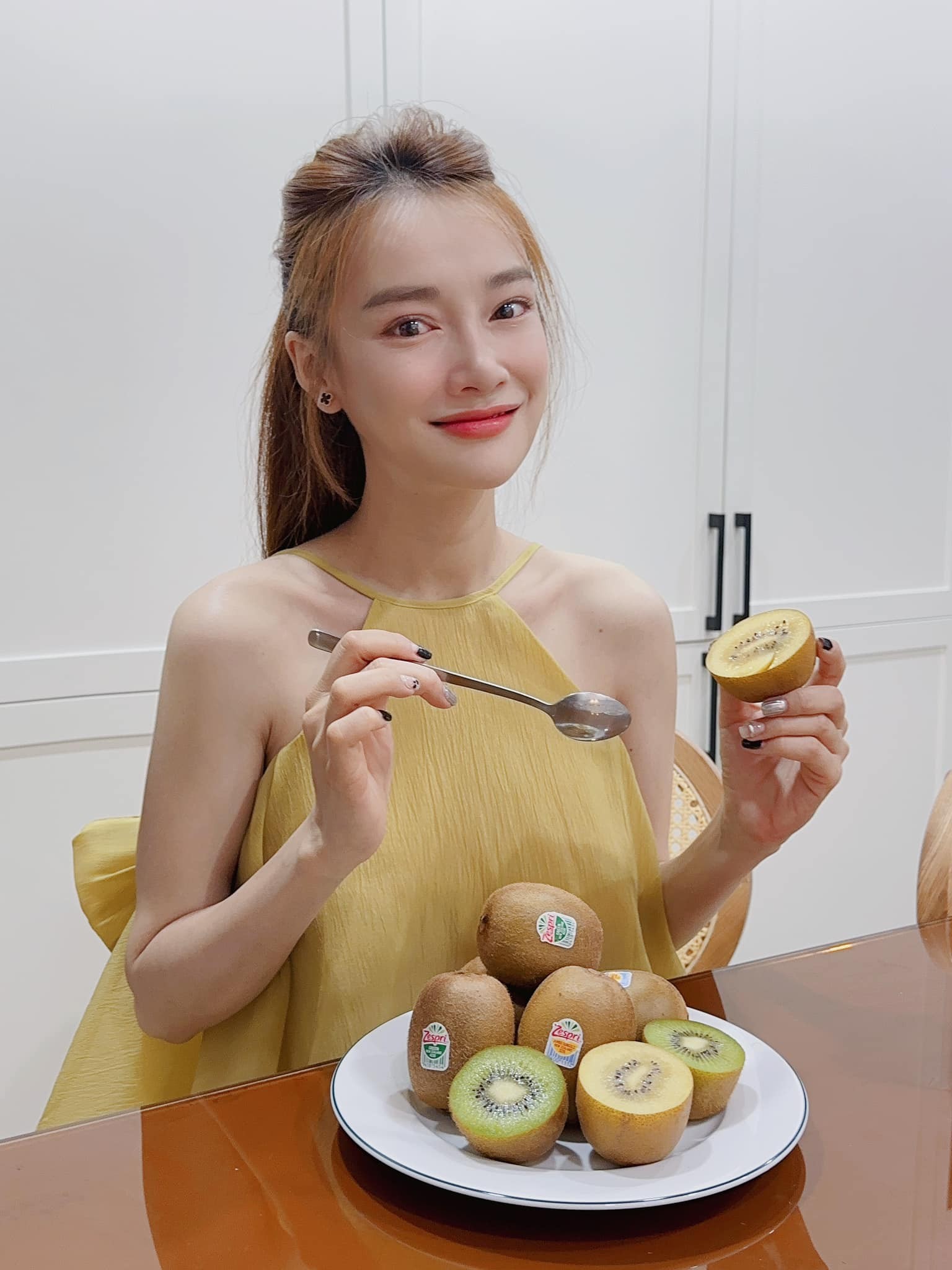 Nhã Phương lộ vóc dáng gầy gò, cánh tay khẳng khiu khi mang bầu lần 2