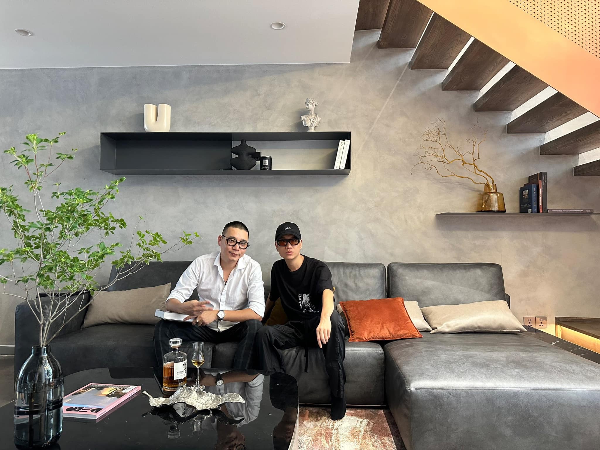 Vợ chồng Justatee - Trâm Anh khoe biệt thự 5 tầng sang chảnh khiến dân tình trầm trồ - Ảnh 1