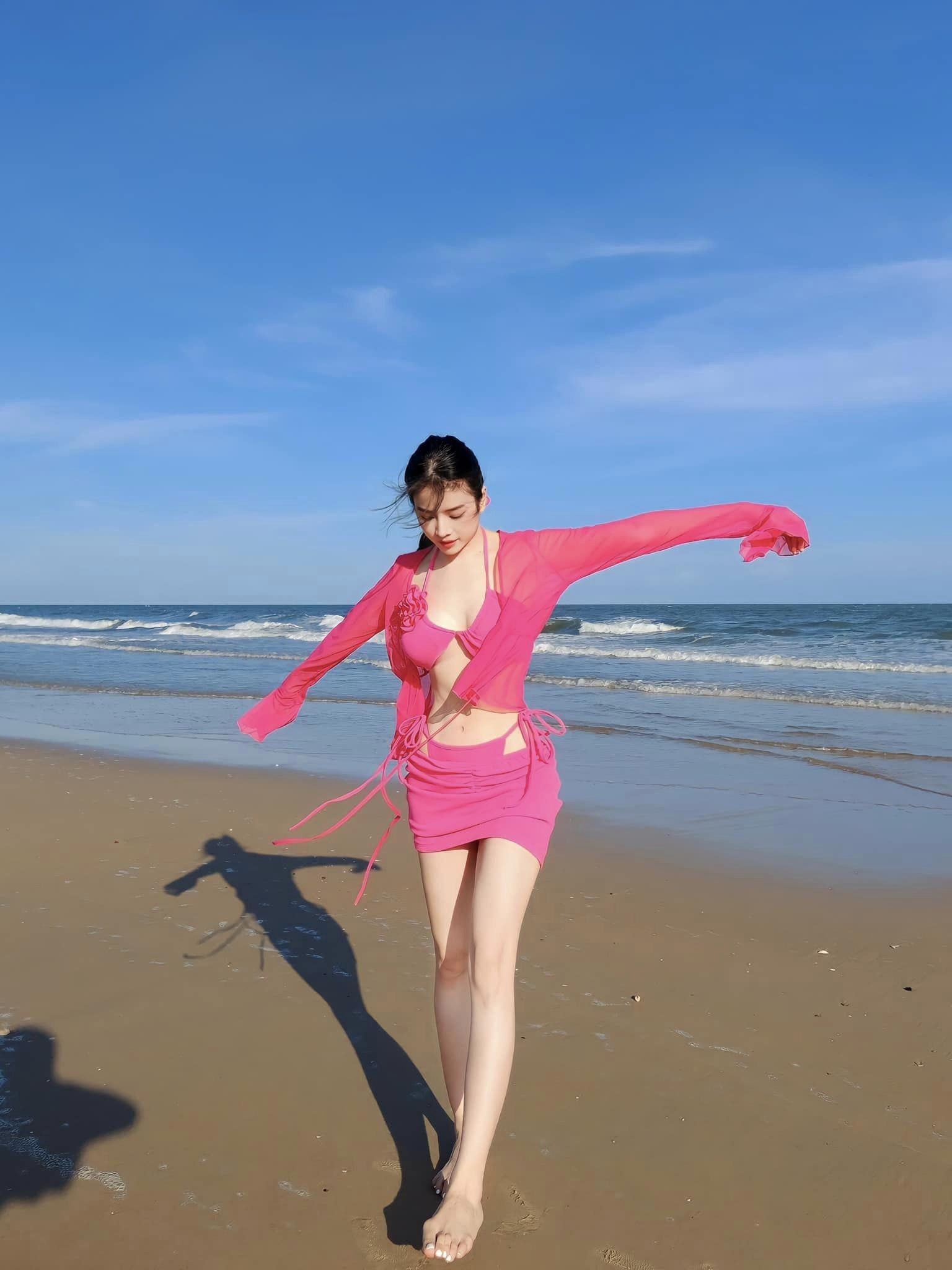 Nữ DJ đình đám của Rap Việt sở hữu vẻ đẹp sexy với vòng một đẫy đà, vòng eo con kiến và đôi chân dài thon thả Nữ DJ đình đám của Rap Việt sở hữu vẻ đẹp sexy với vòng một đẫy đà, vòng eo con kiến và đôi chân dài thon thả