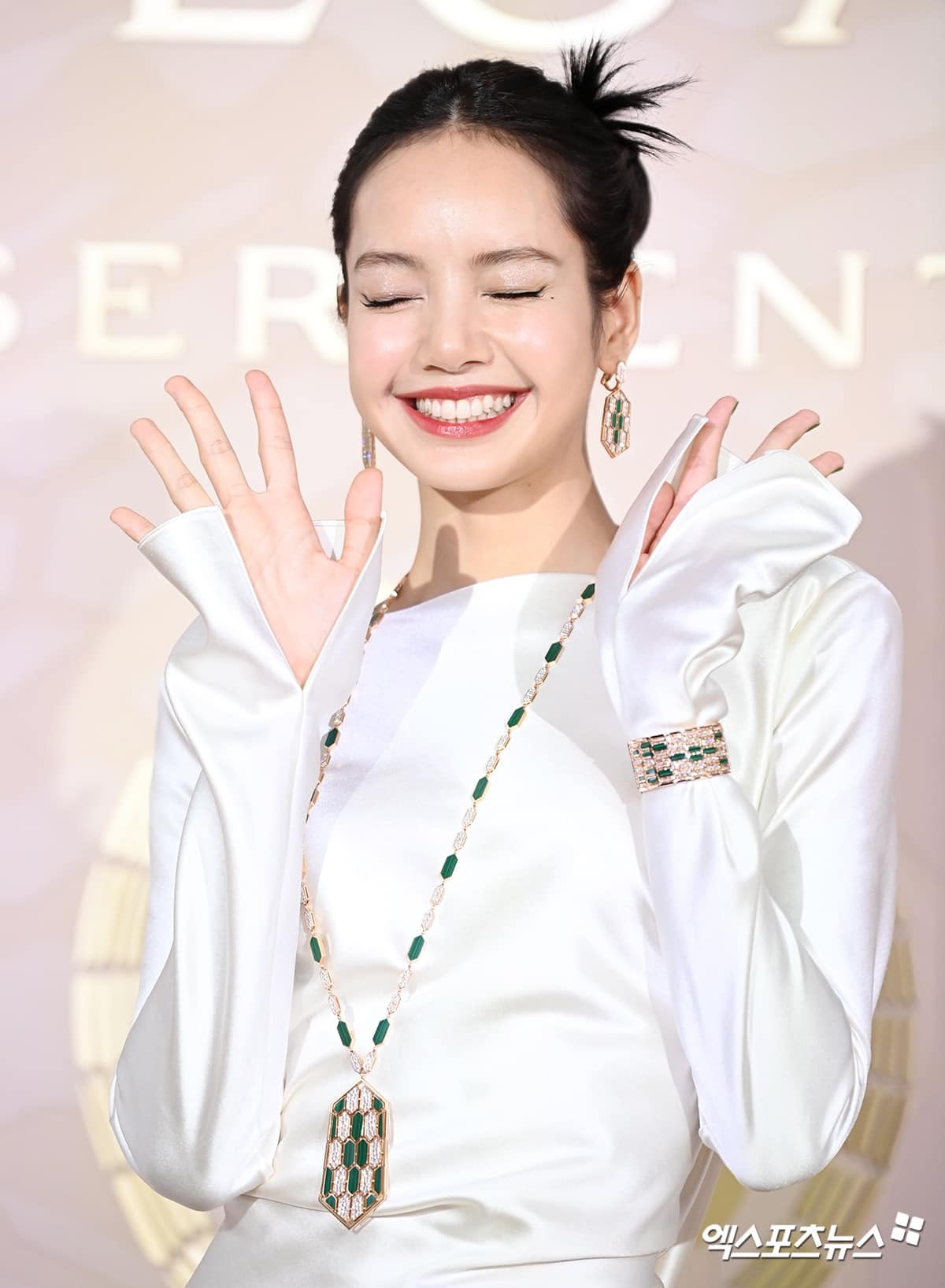 Nụ cười tươi rạng rỡ tạo nên thương hiệu của Lisa Nụ cười tươi rạng rỡ tạo nên thương hiệu của Lisa 