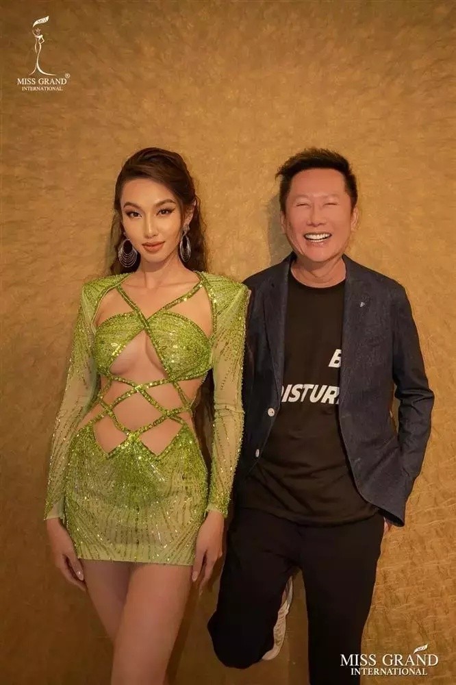 Vừa xoá danh hiệu Miss Grand International, Thuỳ Tiên bất ngờ 'quay xe' sau phản ứng cực 'gắt' của ông Nawat - Ảnh 2 Vừa xoá danh hiệu Miss Grand International, Thuỳ Tiên bất ngờ 'quay xe' sau phản ứng cực 'gắt' của ông Nawat - Ảnh 2