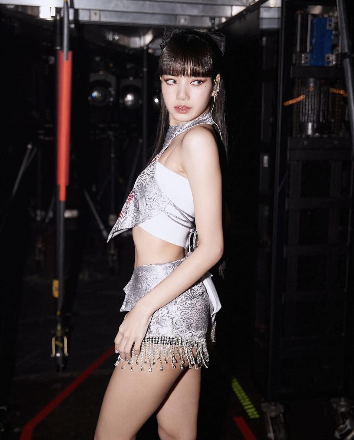 Dù không được chứng kiến Lisa mặc bikini, nhưng em út BlackPink có không ít lần mặc những bộ trang phục táo bạo khoe vóc dáng đỉnh cao. 