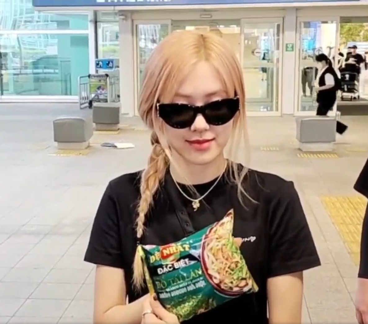 Rosé (BLACKPINK) 'tròn mắt' thích thú khi được fan tặng phở ăn liền Việt Nam - Ảnh 3 Rosé (BLACKPINK) 'tròn mắt' thích thú khi được fan tặng phở ăn liền Việt Nam - Ảnh 3