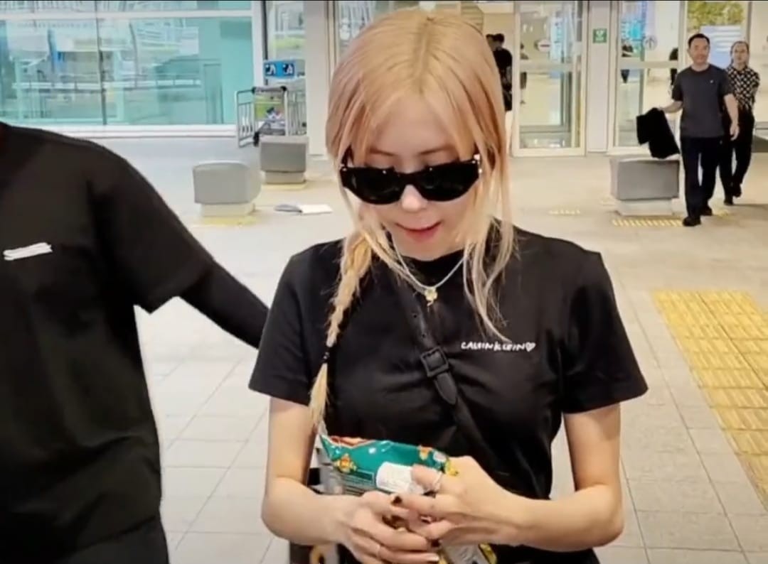 Rosé (BLACKPINK) 'tròn mắt' thích thú khi được fan tặng phở ăn liền Việt Nam - Ảnh 4 Rosé (BLACKPINK) 'tròn mắt' thích thú khi được fan tặng phở ăn liền Việt Nam - Ảnh 4