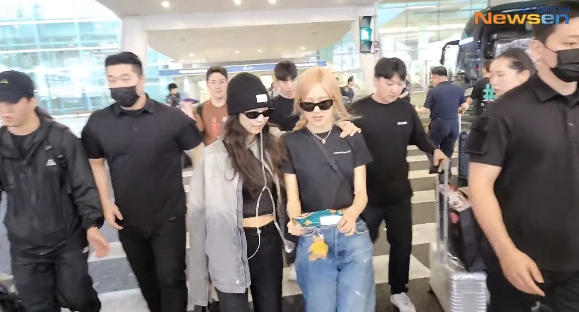 Cô nàng còn thích thú khoe với cô chị Jennie đi bên cạnh về món quà đặc biệt này Cô nàng còn thích thú khoe với cô chị Jennie đi bên cạnh về món quà đặc biệt này