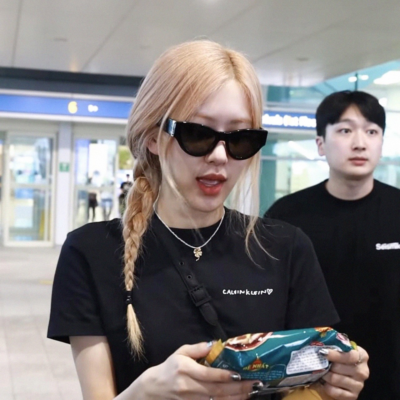Rosé thích thú khi được fan tặng gói Phở bò tái lăn của Việt Nam Rosé thích thú khi được fan tặng gói Phở bò tái lăn của Việt Nam