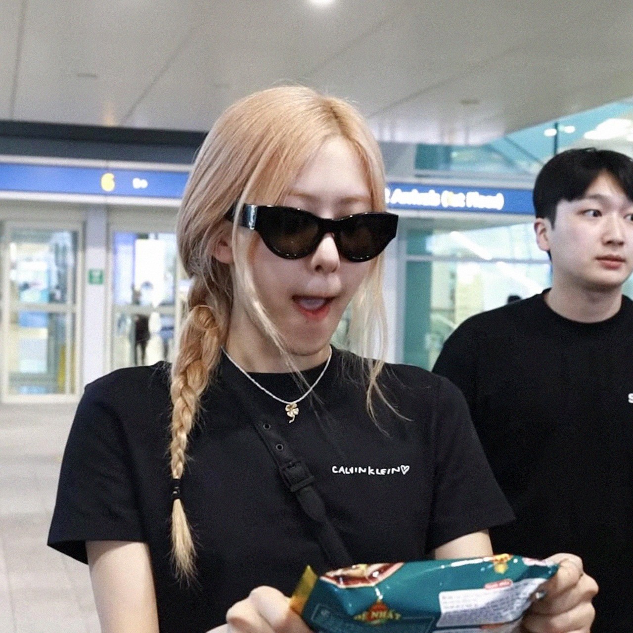 Rosé (BLACKPINK) 'tròn mắt' thích thú khi được fan tặng phở ăn liền Việt Nam - Ảnh 2 Rosé (BLACKPINK) 'tròn mắt' thích thú khi được fan tặng phở ăn liền Việt Nam - Ảnh 2