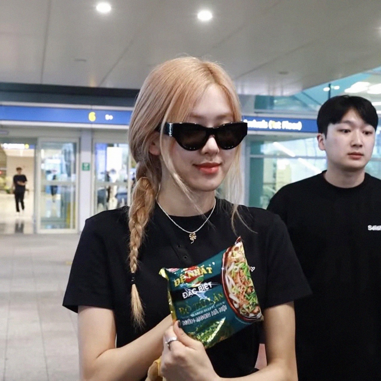 Rosé (BLACKPINK) 'tròn mắt' thích thú khi được fan tặng phở ăn liền Việt Nam - Ảnh 1 Rosé (BLACKPINK) 'tròn mắt' thích thú khi được fan tặng phở ăn liền Việt Nam - Ảnh 1