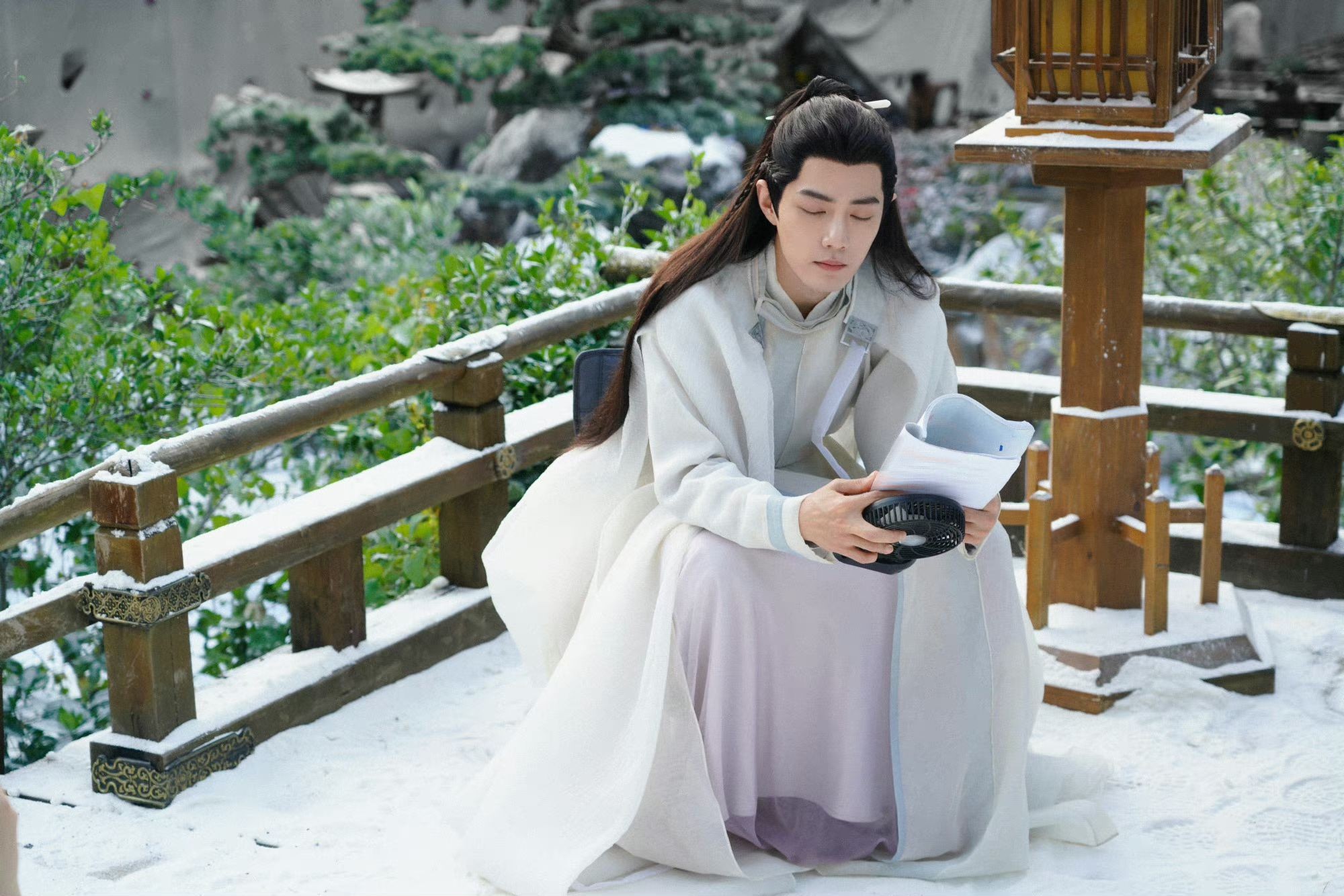 Thậm chí những hình ảnh hậu trường của Tiêu Chiến cũng khiến fan phát sốt