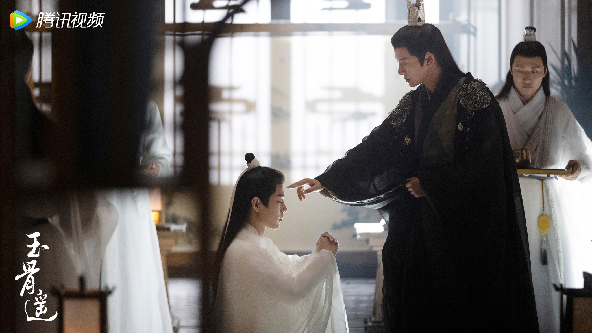 Nhân vật Thời Ảnh do Tiêu Chiến thủ vai nhận được cơn mưa lời khen về tạo hình và khí chất