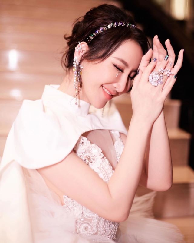 Cuộc đời bi kịch của nữ ca sĩ đình đám vừa qua đời: Thụ thai 9 lần, chồng liên tục ngoại tình vì không có con, bị trầm cảm lâu năm - Ảnh 3