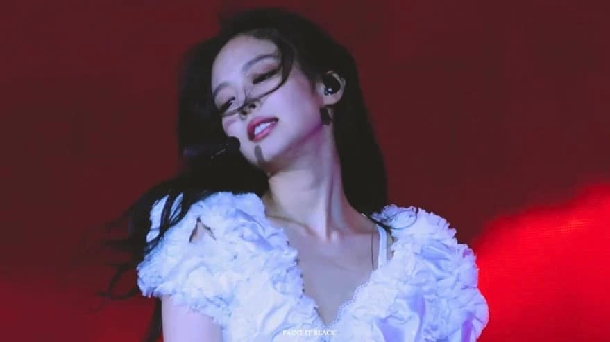 Nữ idol có màn thể hiện vô cùng xuất sắc tại lễ hội âm nhạc mùa hè lớn nhất Vương Quốc Anh. Bên cạnh các ca khúc trình diễn cùng BLACKPINK, cô nàng còn biểu diễn hai ca khúc là 'Solo' và 'You&Me' Nữ idol có màn thể hiện vô cùng xuất sắc tại lễ hội âm nhạc mùa hè lớn nhất Vương Quốc Anh. Bên cạnh các ca khúc trình diễn cùng BLACKPINK, cô nàng còn biểu diễn hai ca khúc là 'Solo' và 'You&Me'