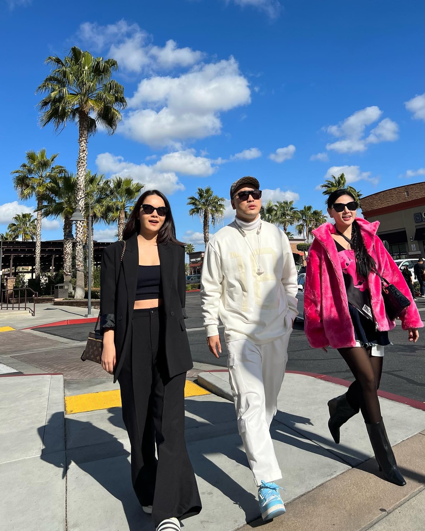 Phạm Quỳnh Anh vi vu trời Tây, vóc dáng sau khi sinh con thứ 3 'hết nước chấm' - Ảnh 2