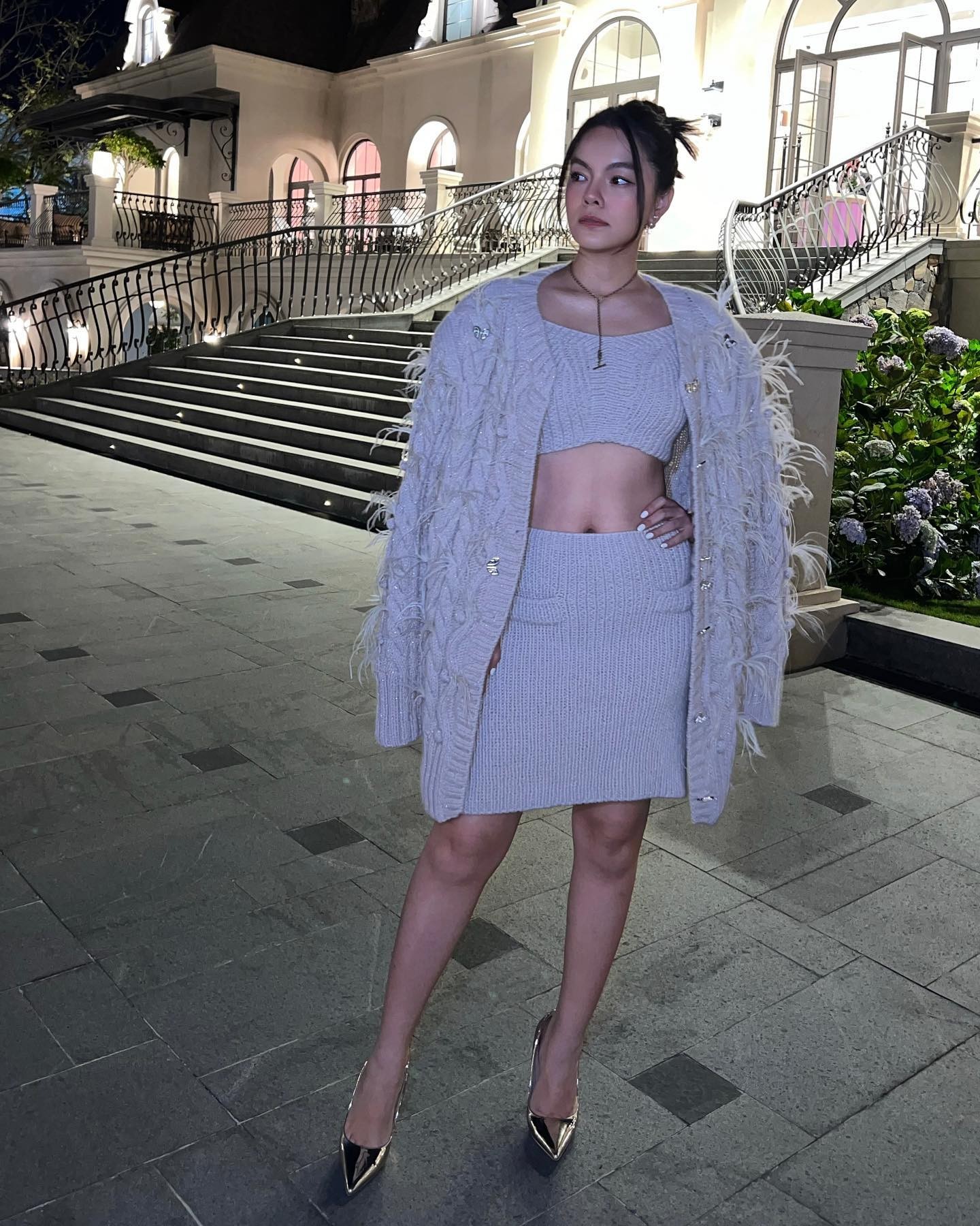 Phạm Quỳnh Anh vi vu trời Tây, vóc dáng sau khi sinh con thứ 3 'hết nước chấm' - Ảnh 1